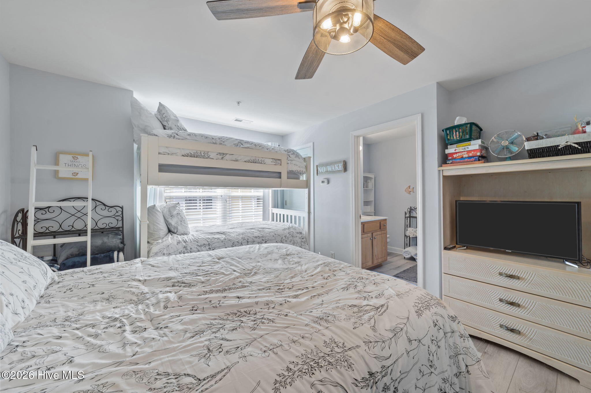 100561049 | Photo 19