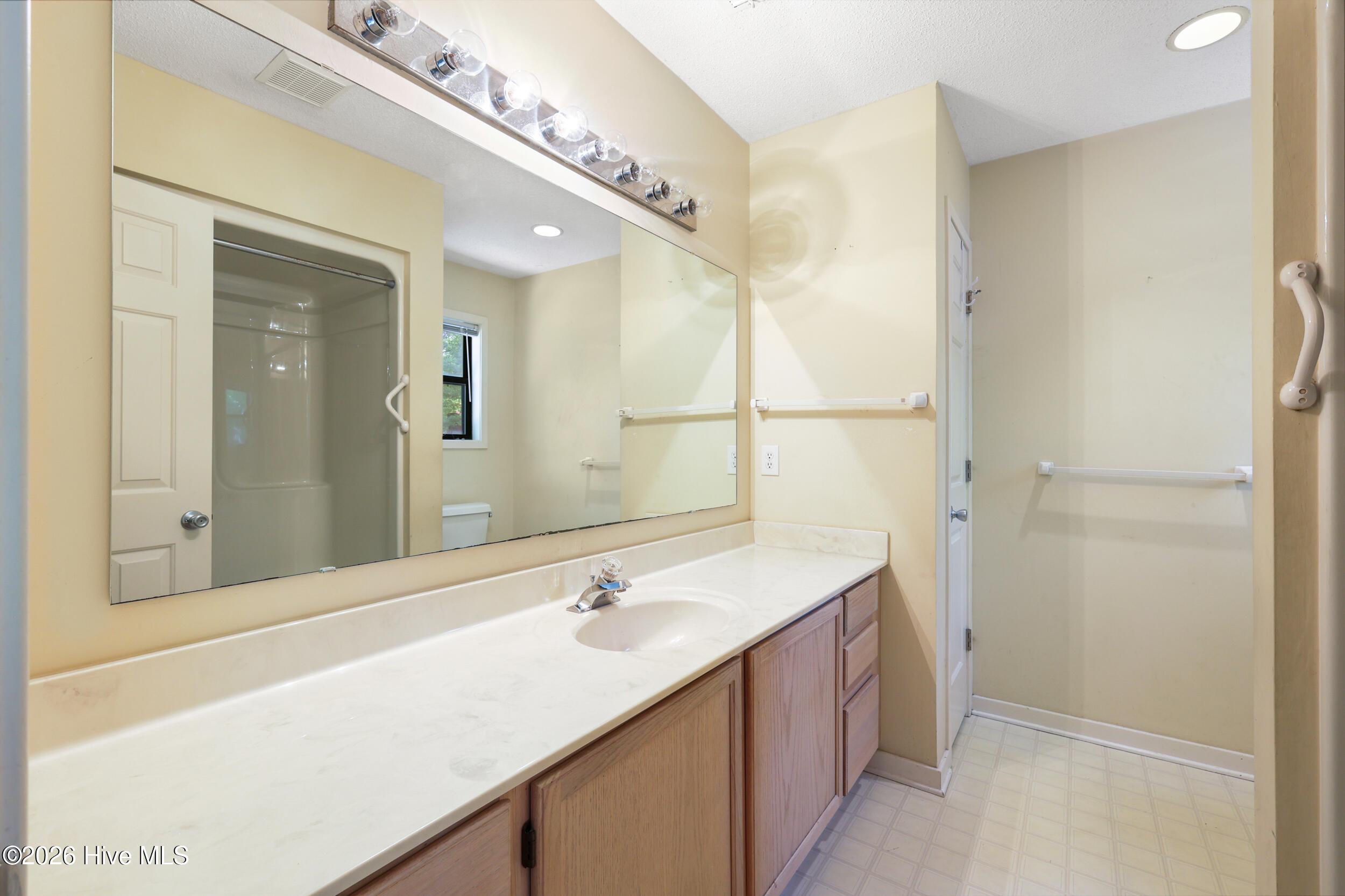 100569768 | Photo 29