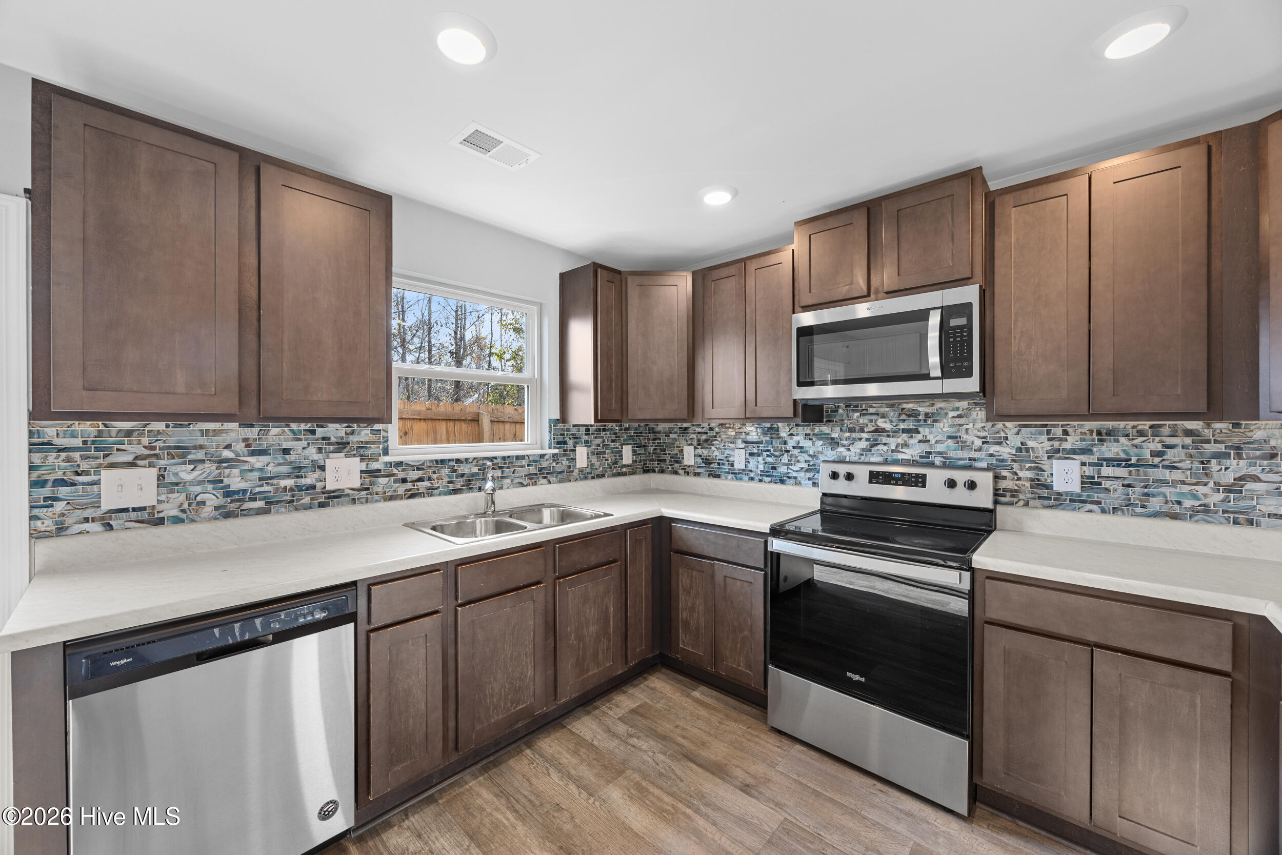 100553351 | Photo 15