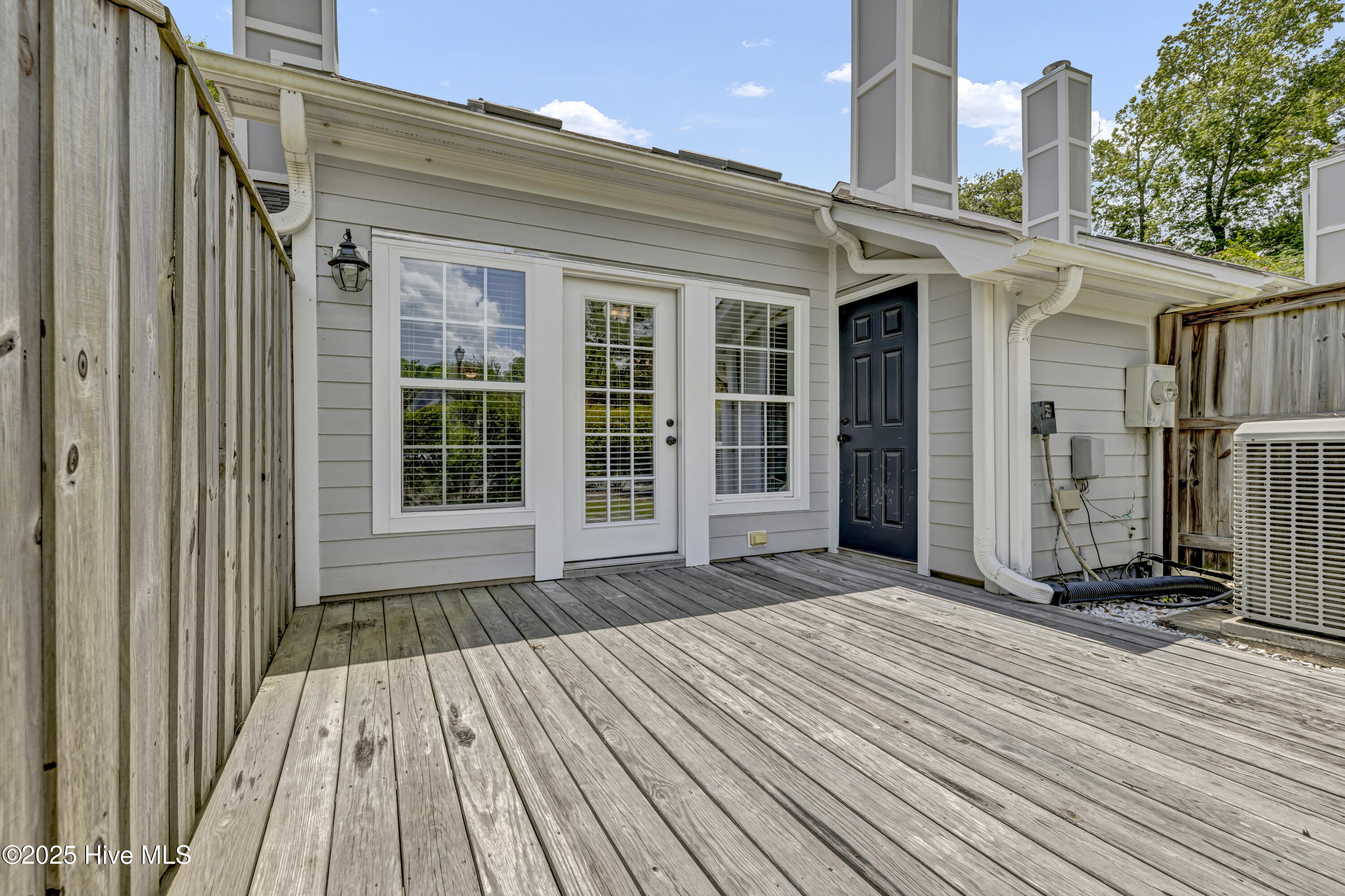 100496001 | Photo 23