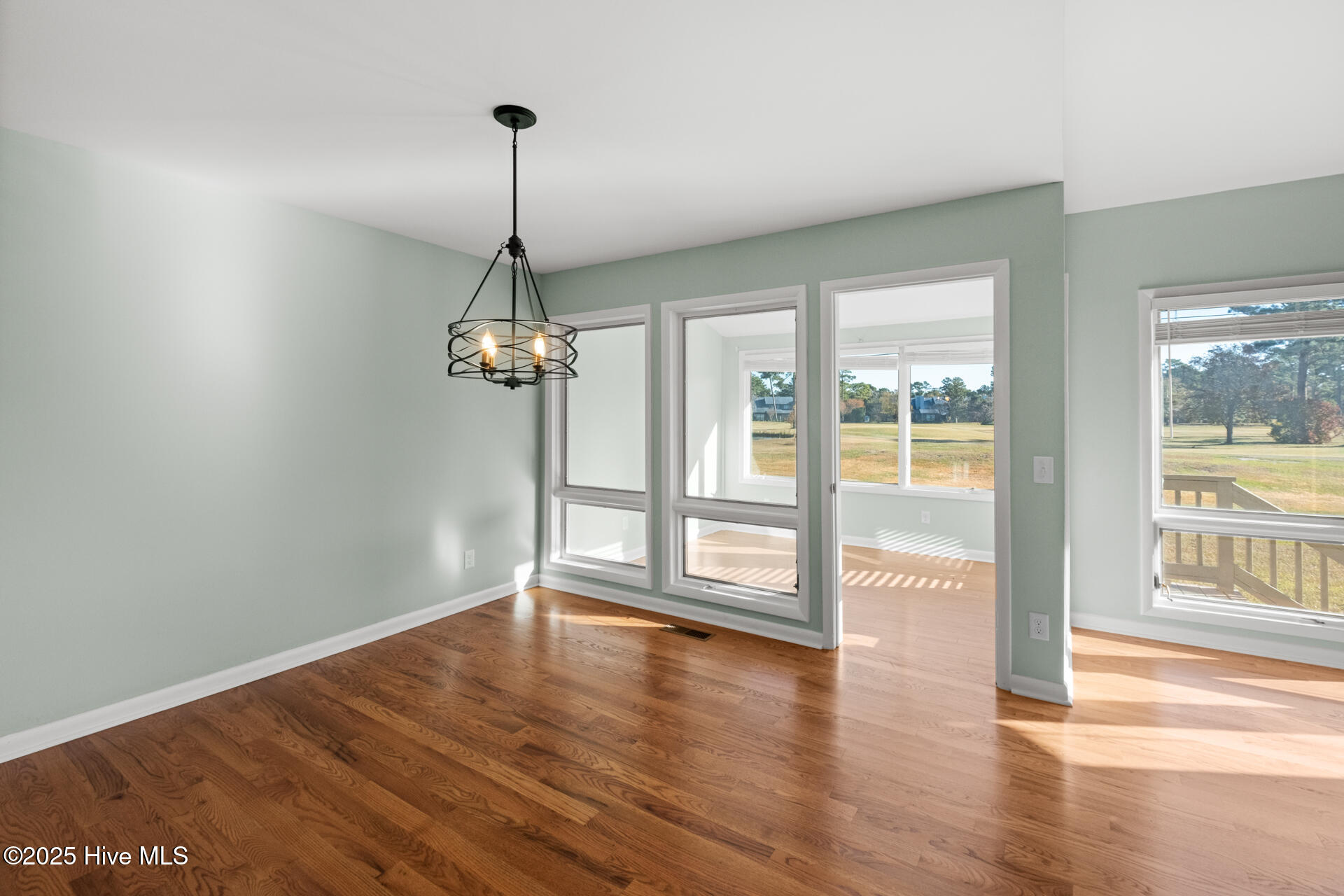 100526390 | Photo 27