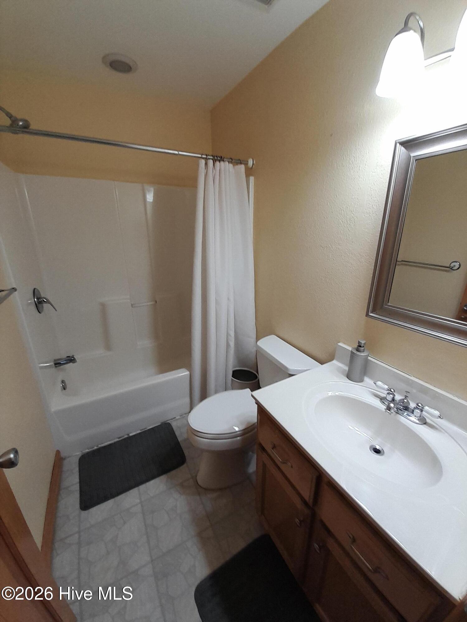 Upper Full Bathroom