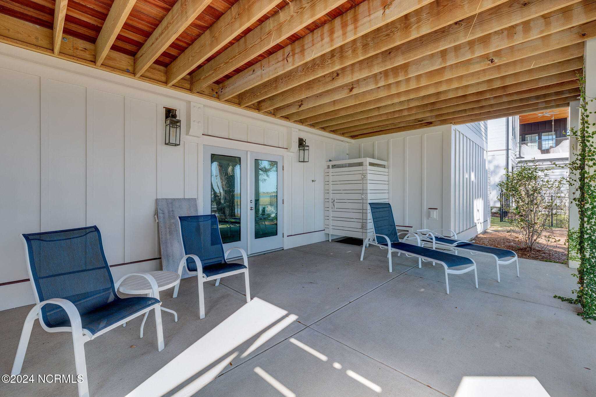 100547028 | Photo 74