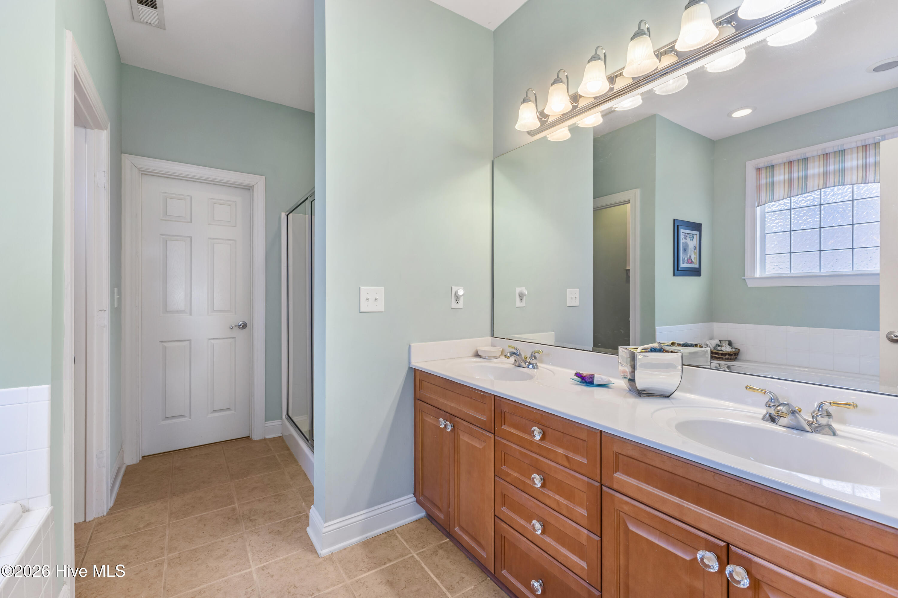 100553841 | Photo 22