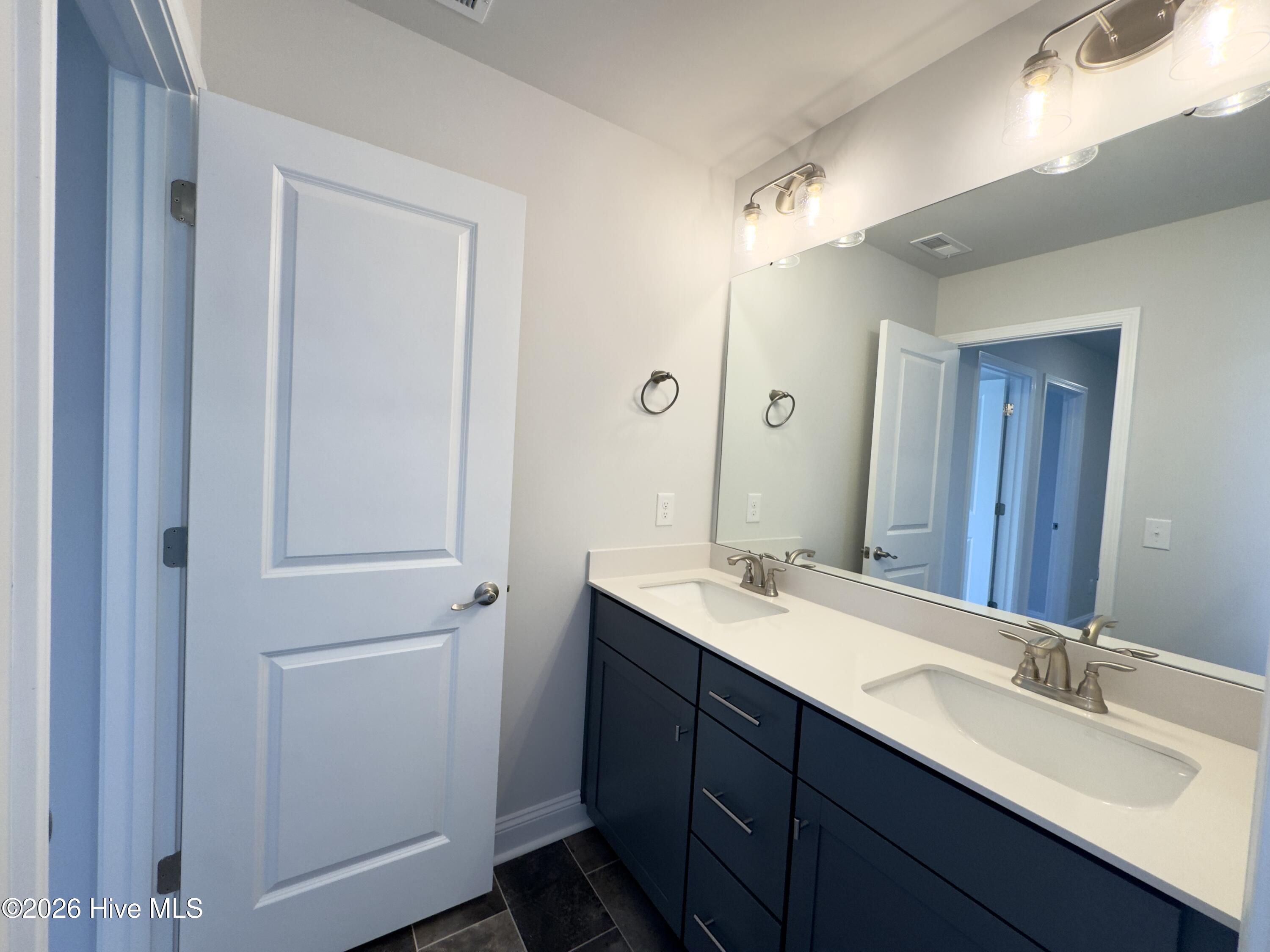 100563349 | Photo 23