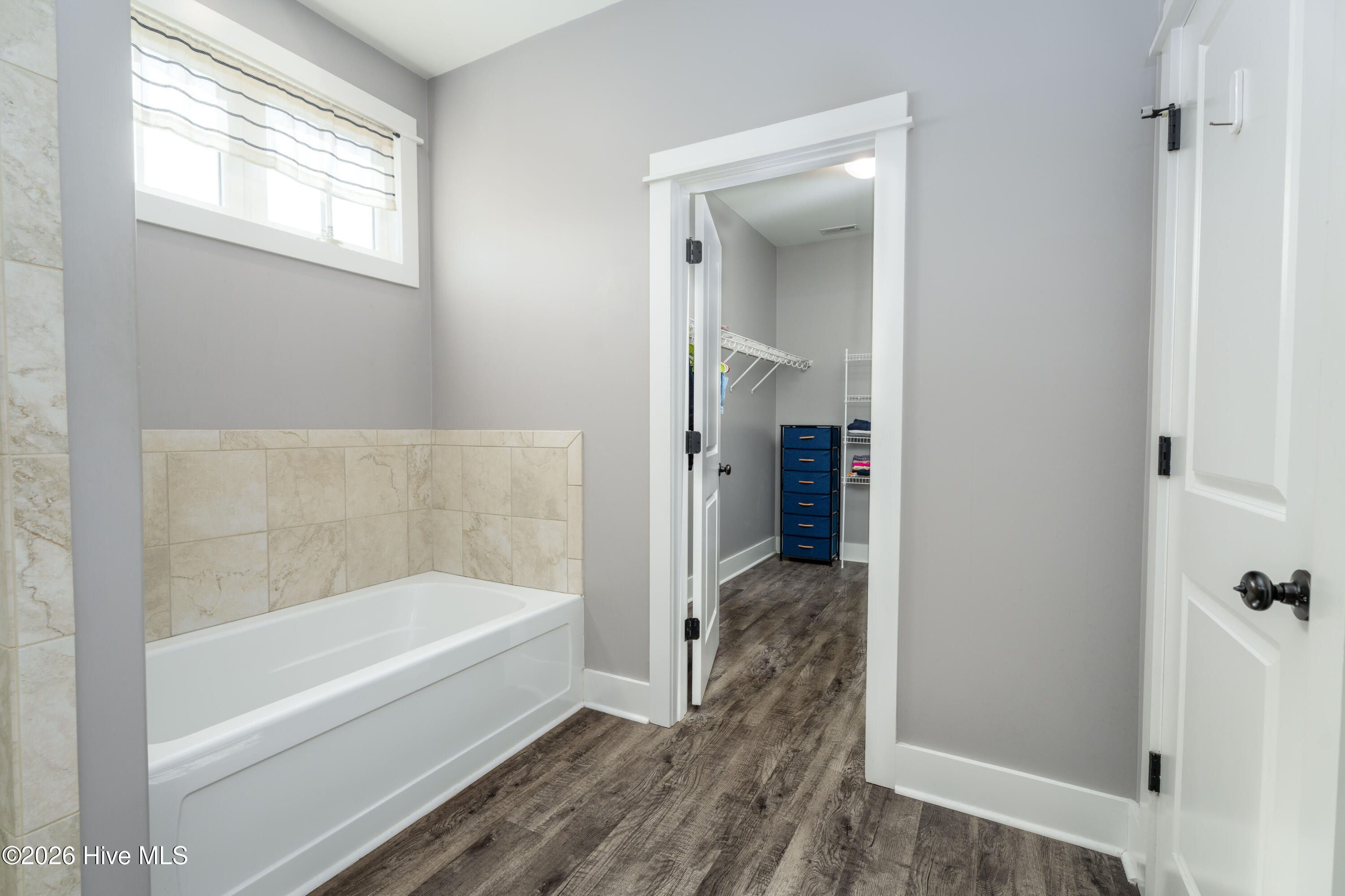 100563882 | Photo 25