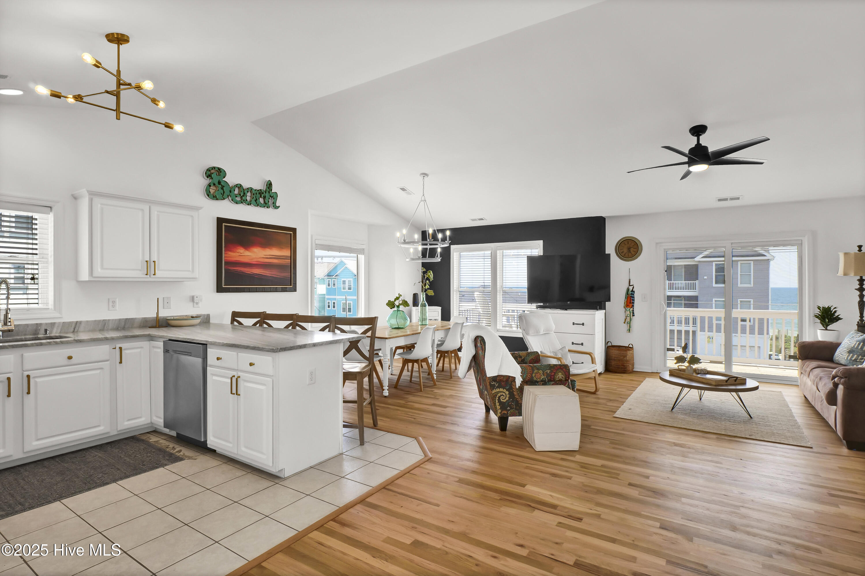 100521300 | Photo 30