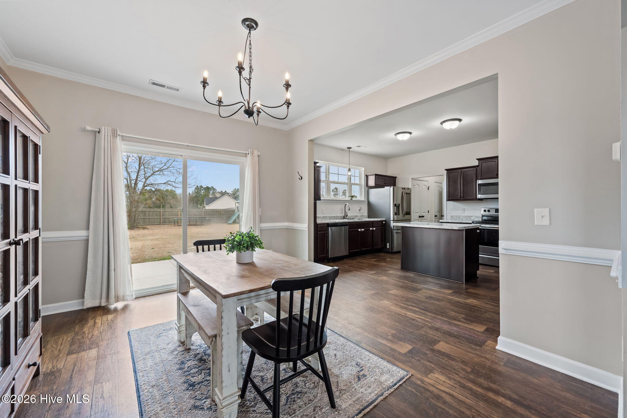 100557643 | Photo 12