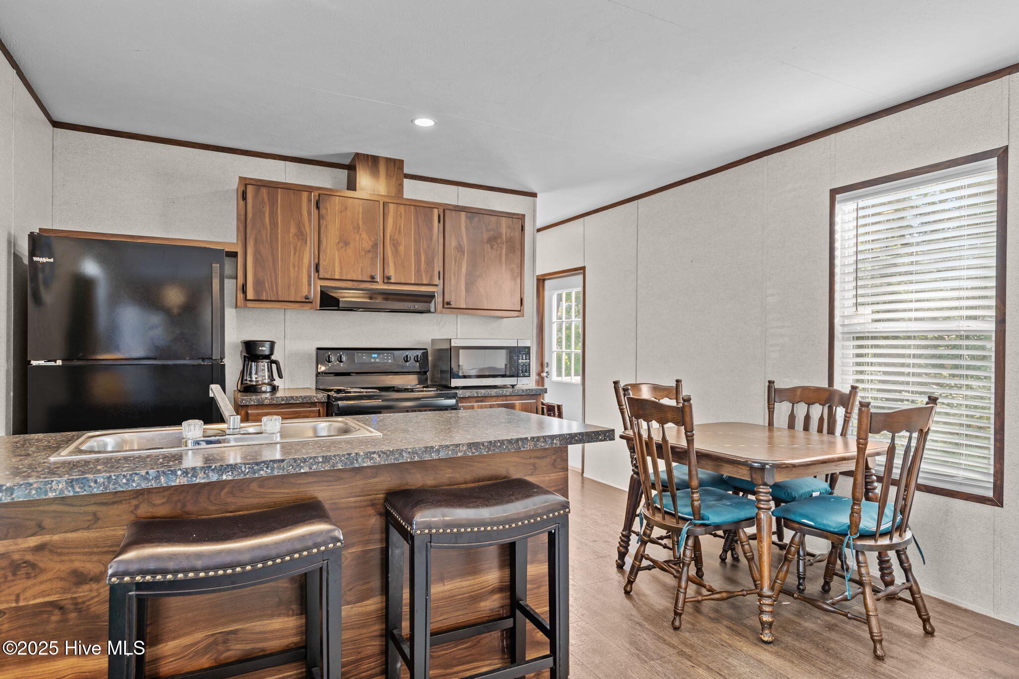 100547370 | Photo 41