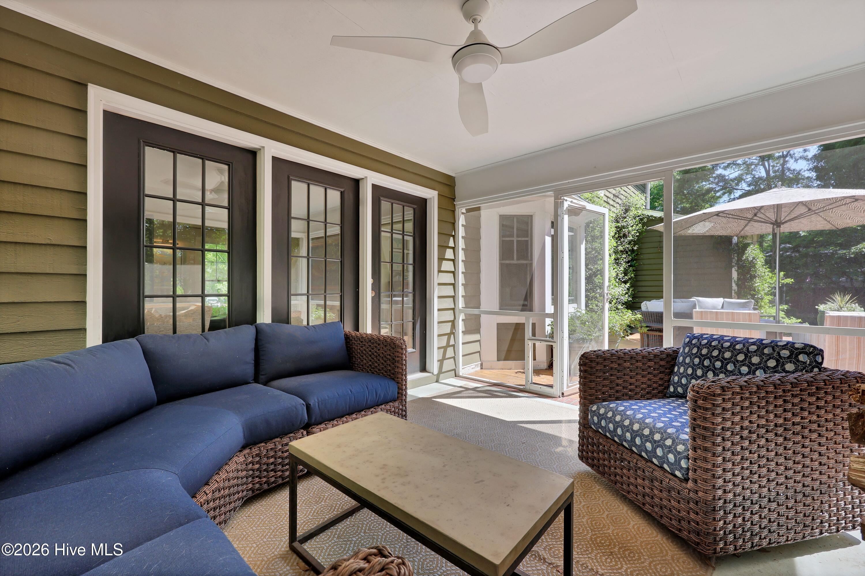 100569392 | Photo 38