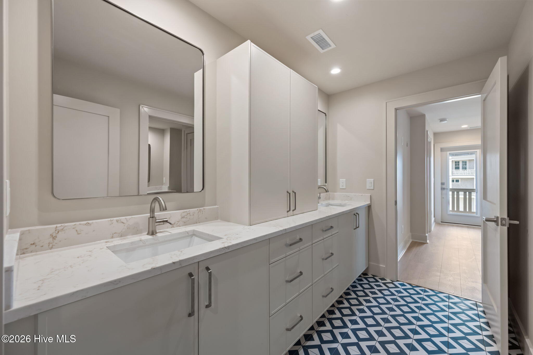 100552191 | Photo 92