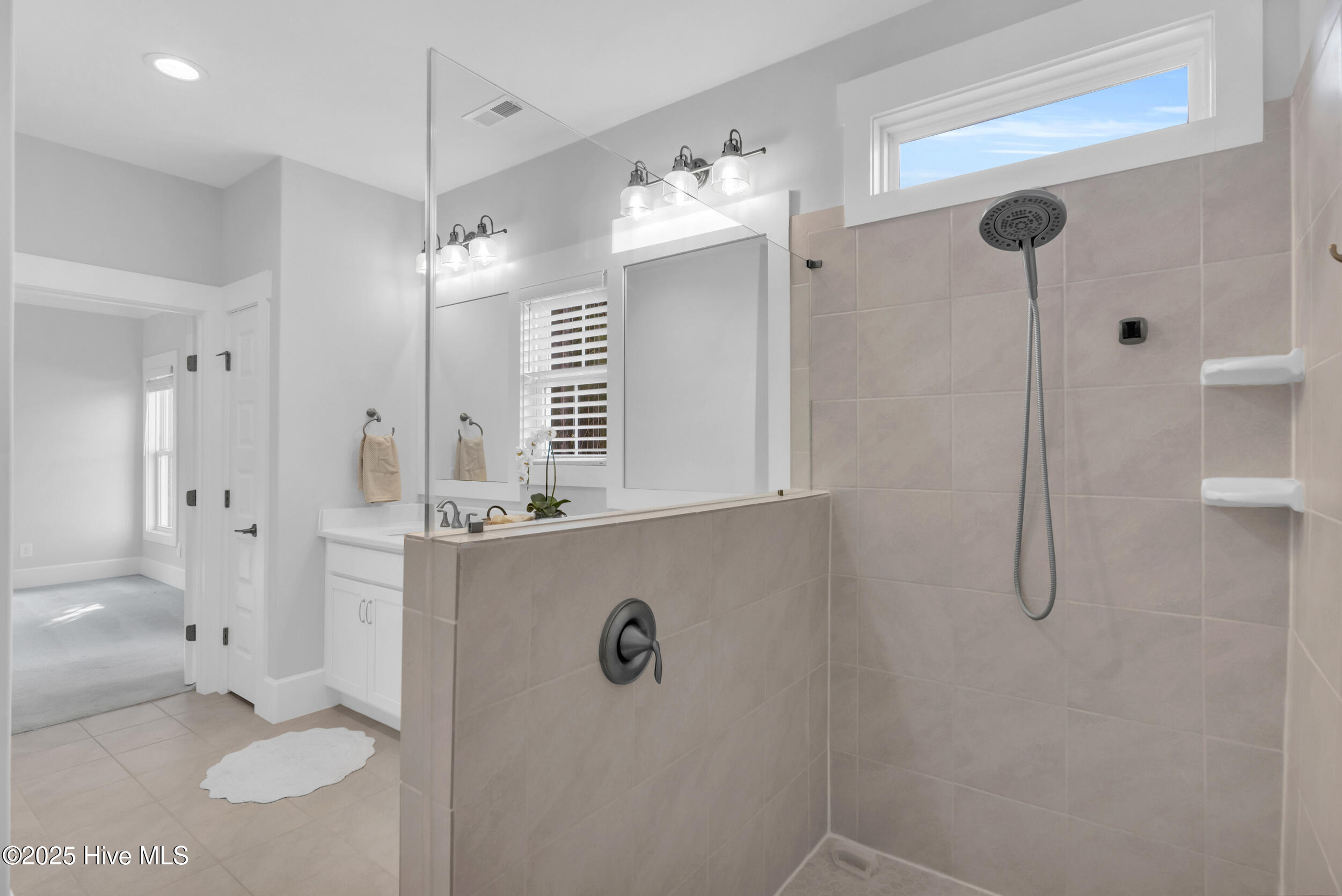 100535117 | Photo 24