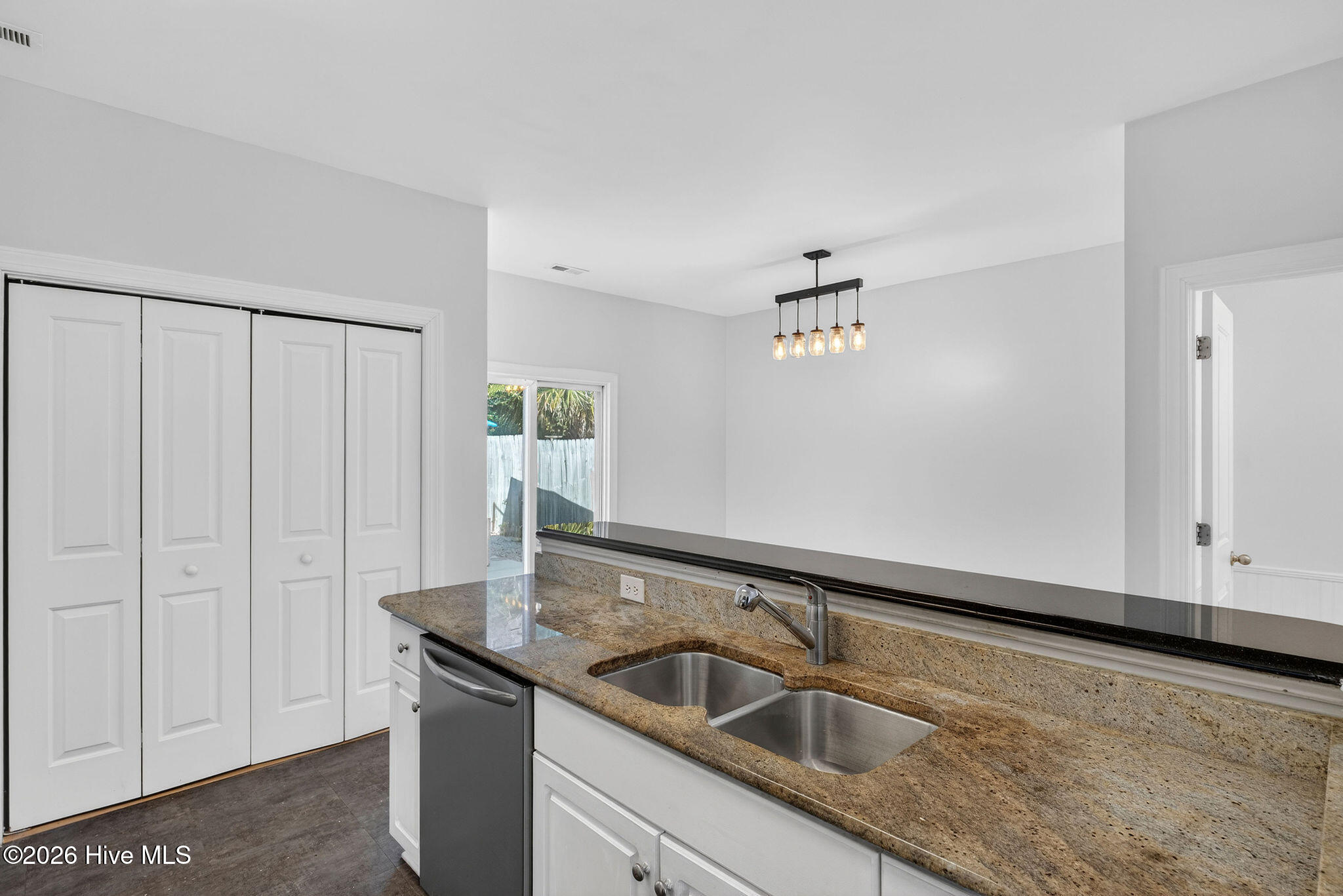 100550770 | Photo 15