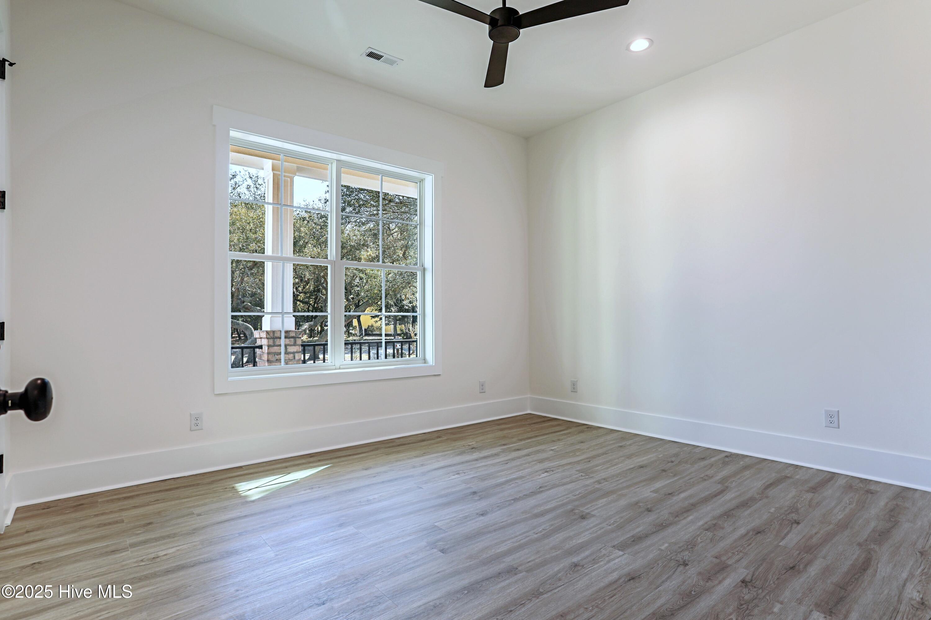 100535738 | Photo 12