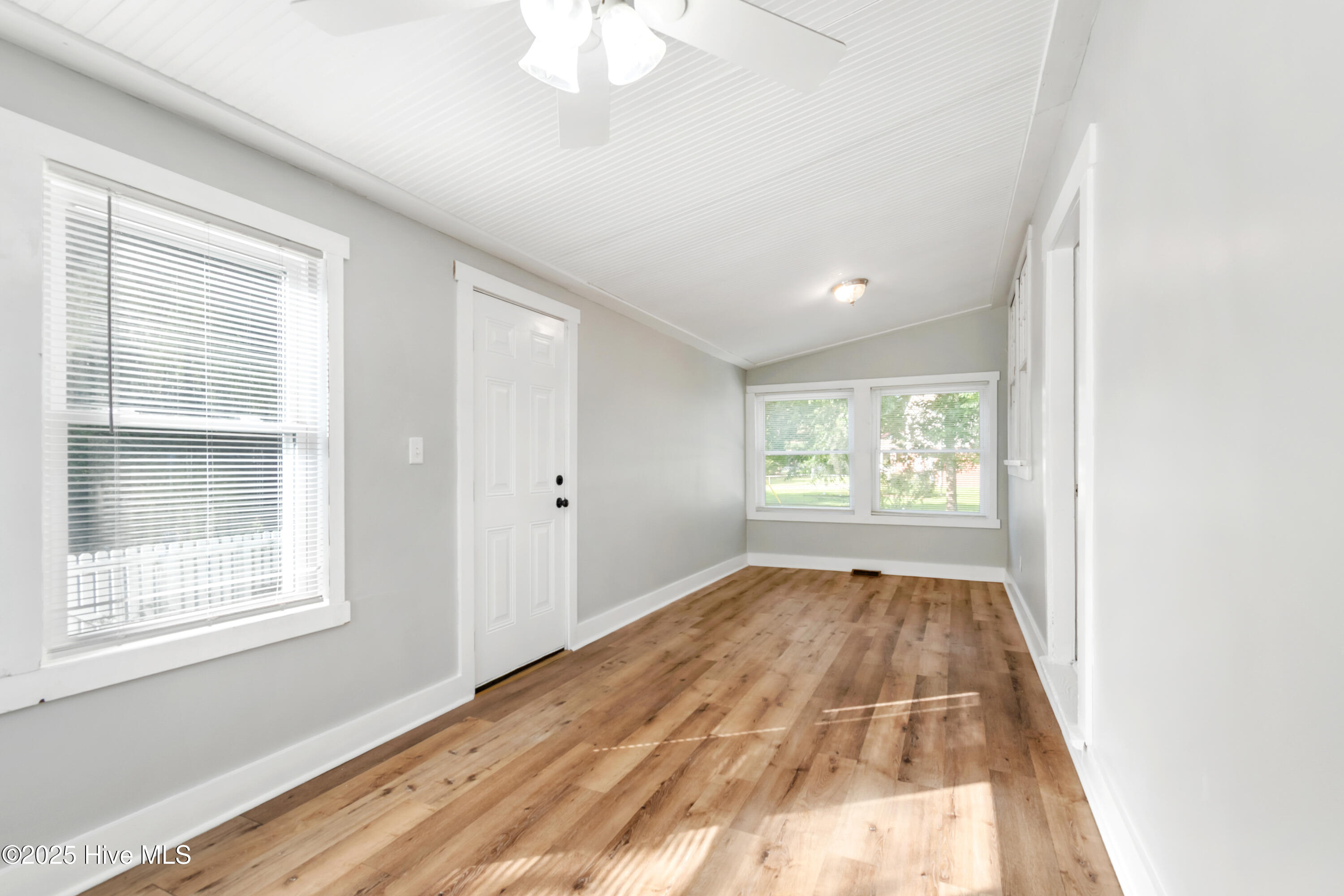 100551187 | Photo 23