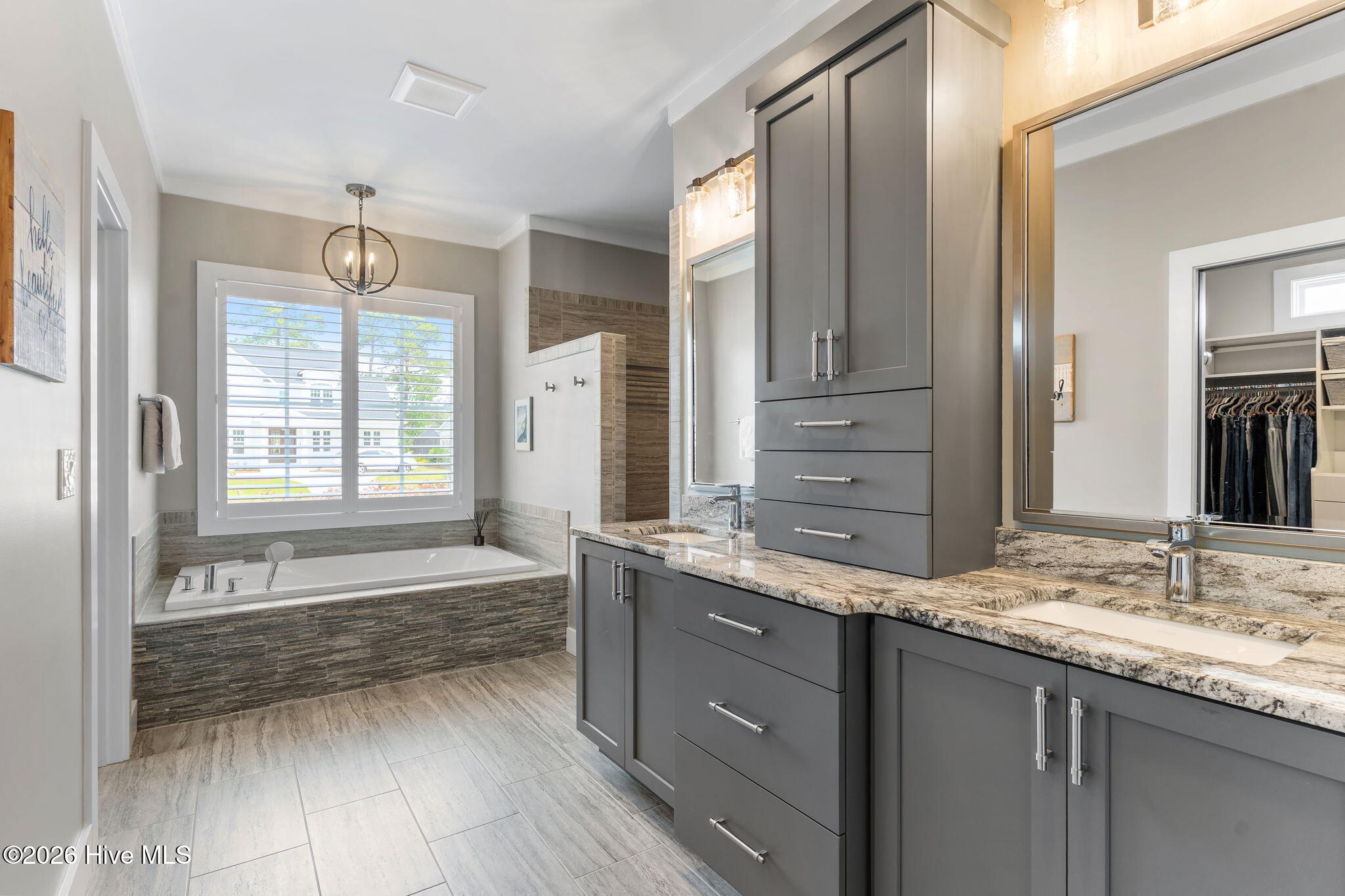 100568517 | Photo 26