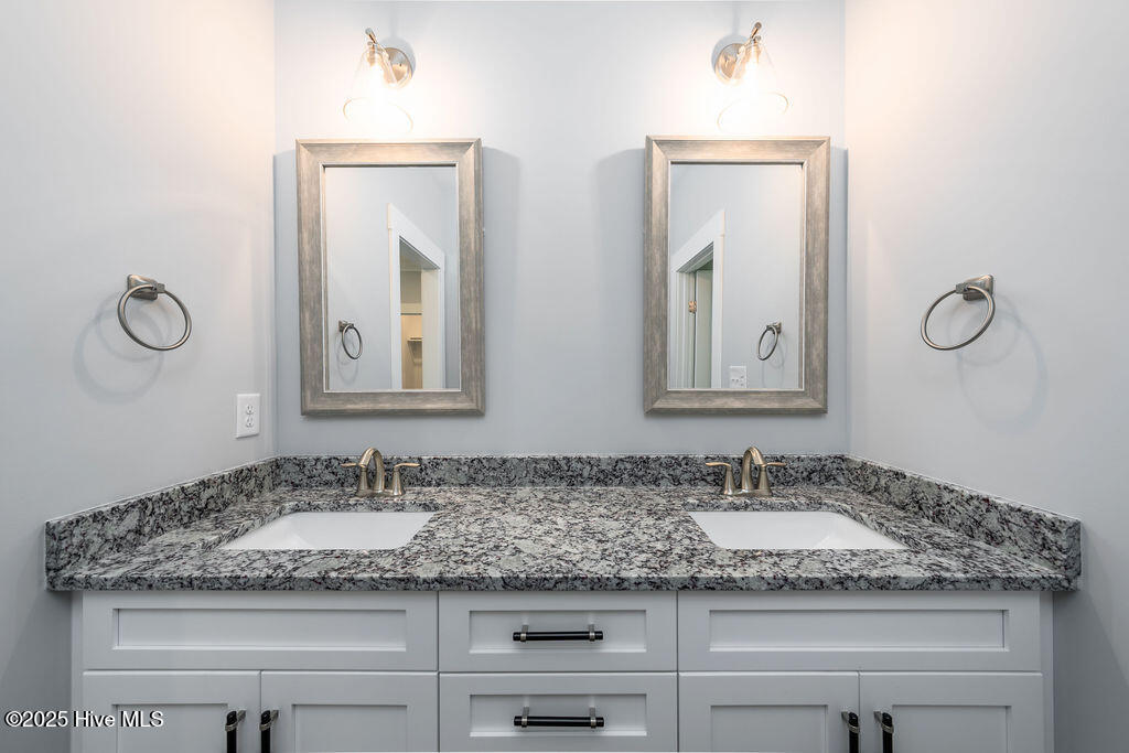 100560439 | Photo 24