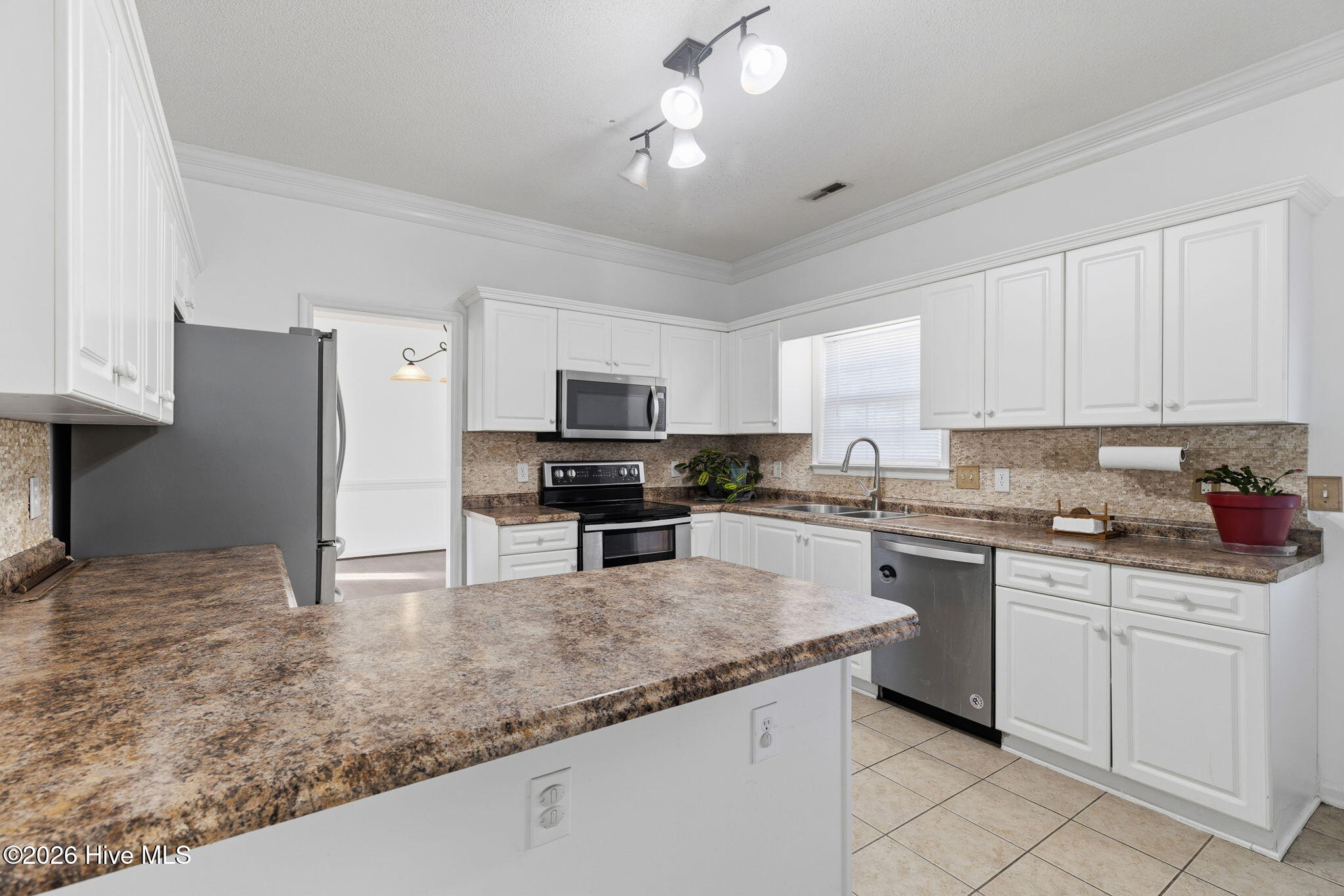 100548117 | Photo 19