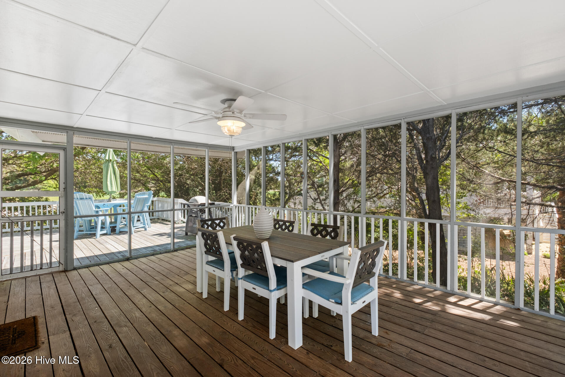 100569244 | Photo 35