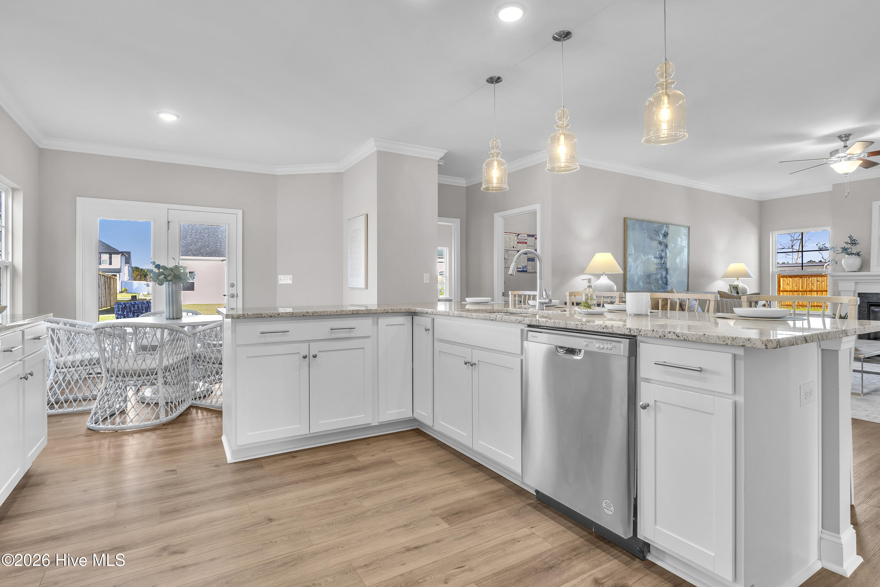 100561005 | Photo 21