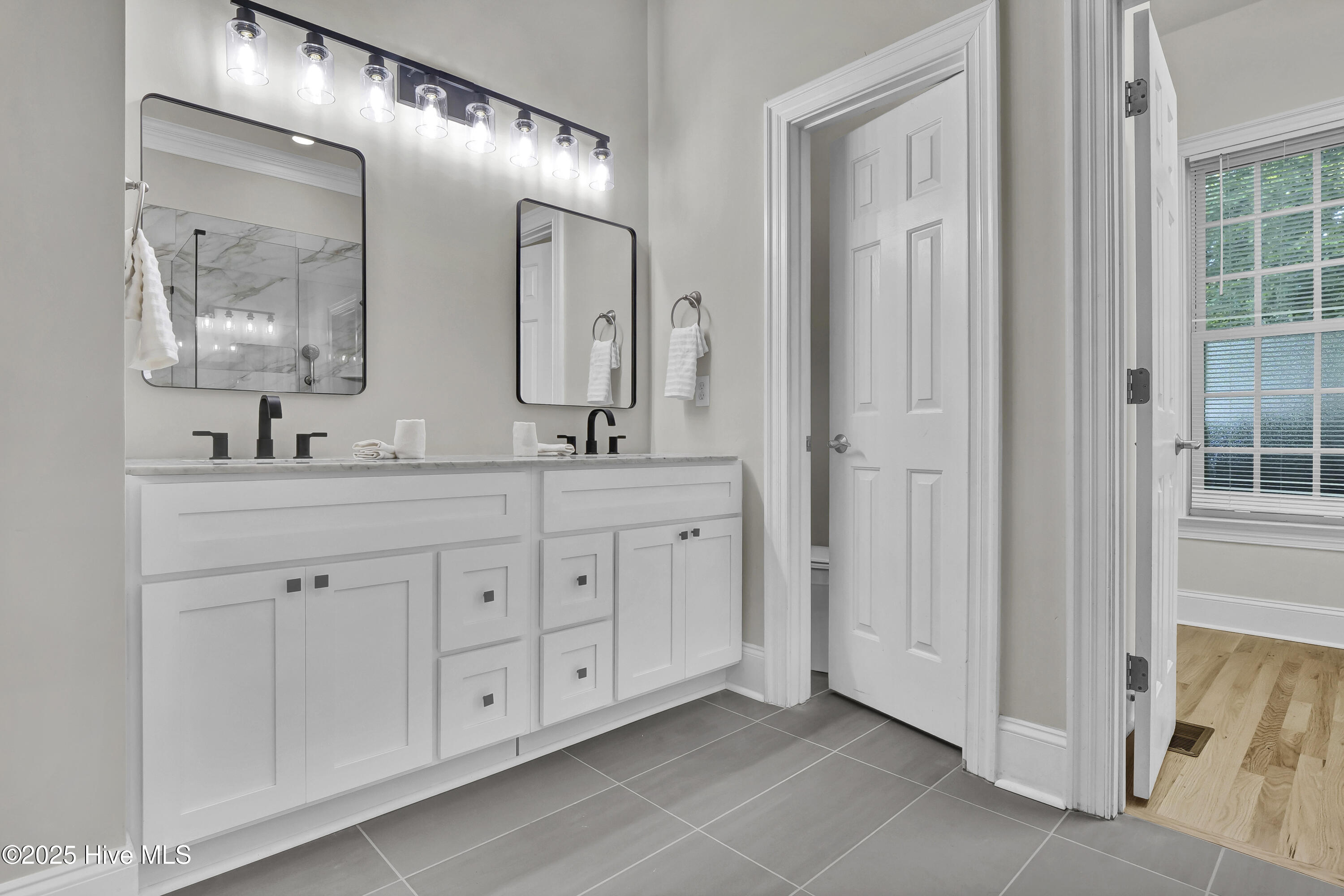 100518600 | Photo 25