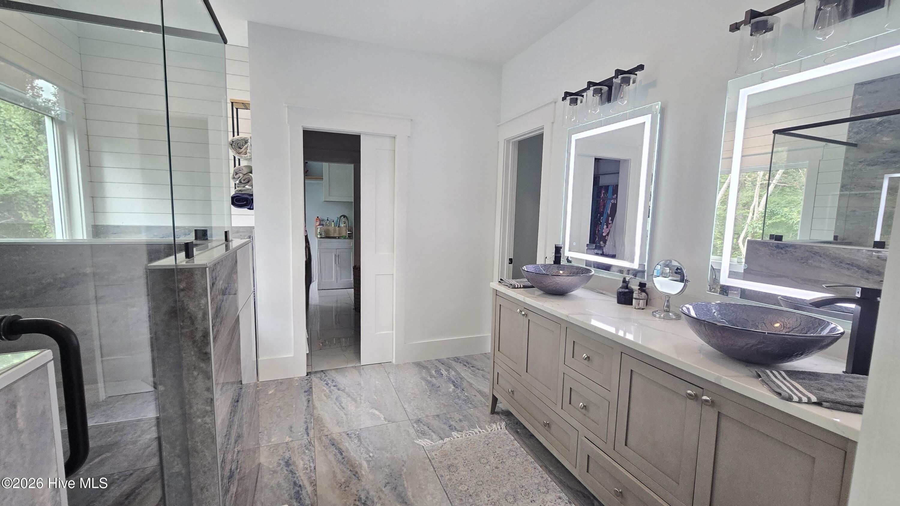 100547303 | Photo 21