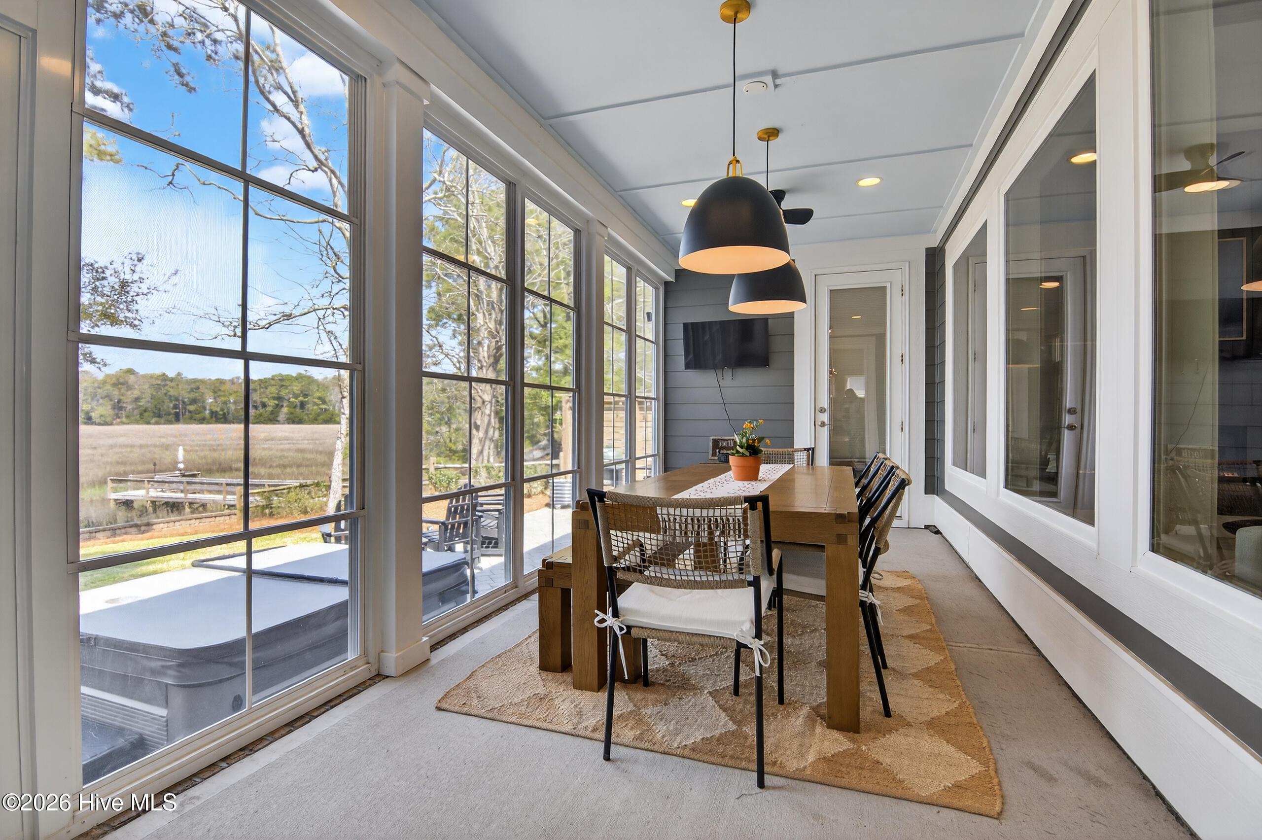 100565321 | Photo 35