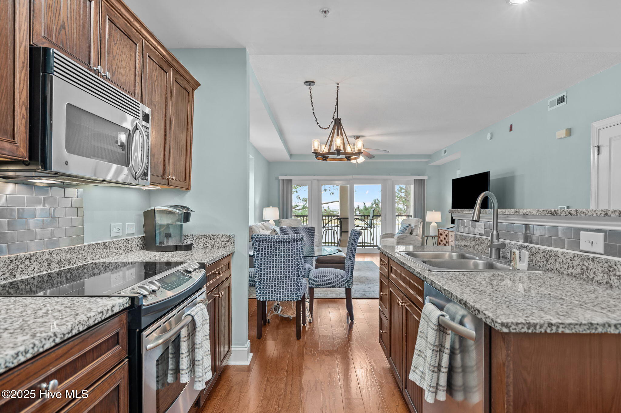 100535787 | Photo 12