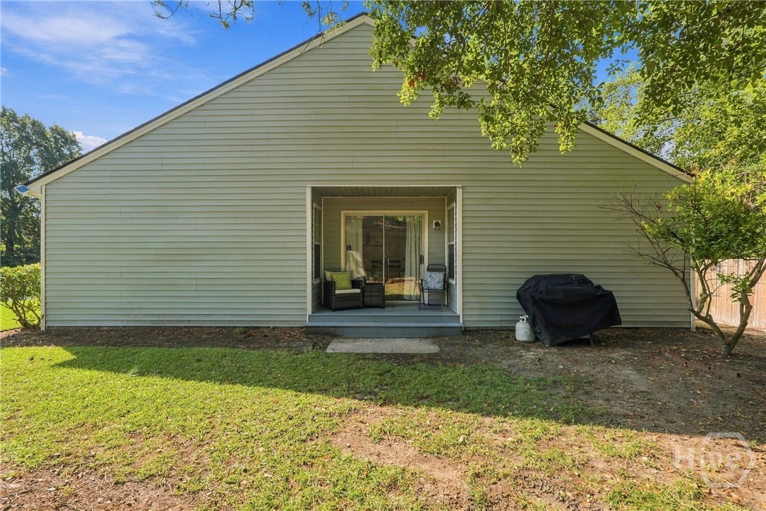 Additional yard space and deck, with direct access from the living room