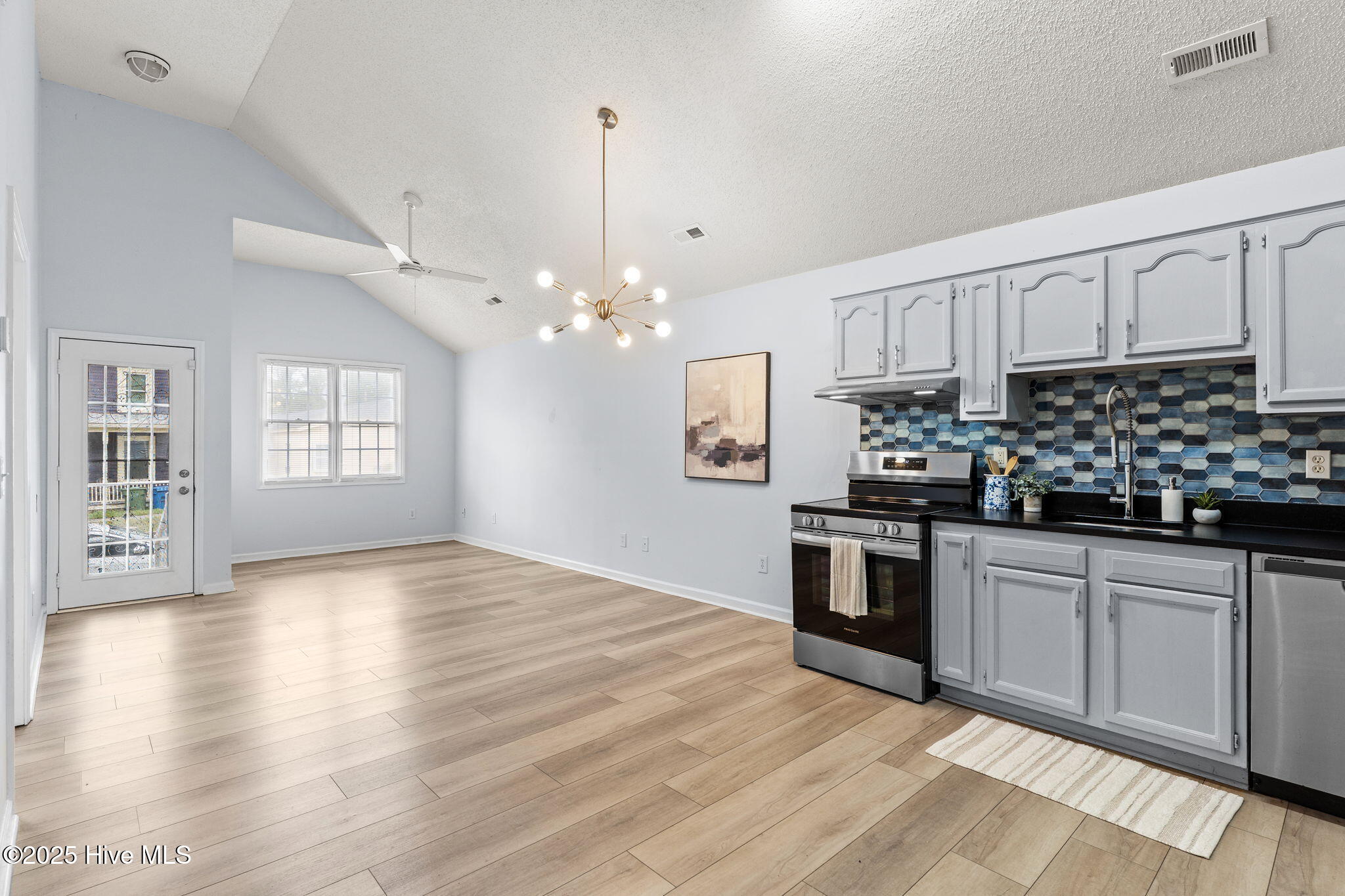 100534947 | Photo 11