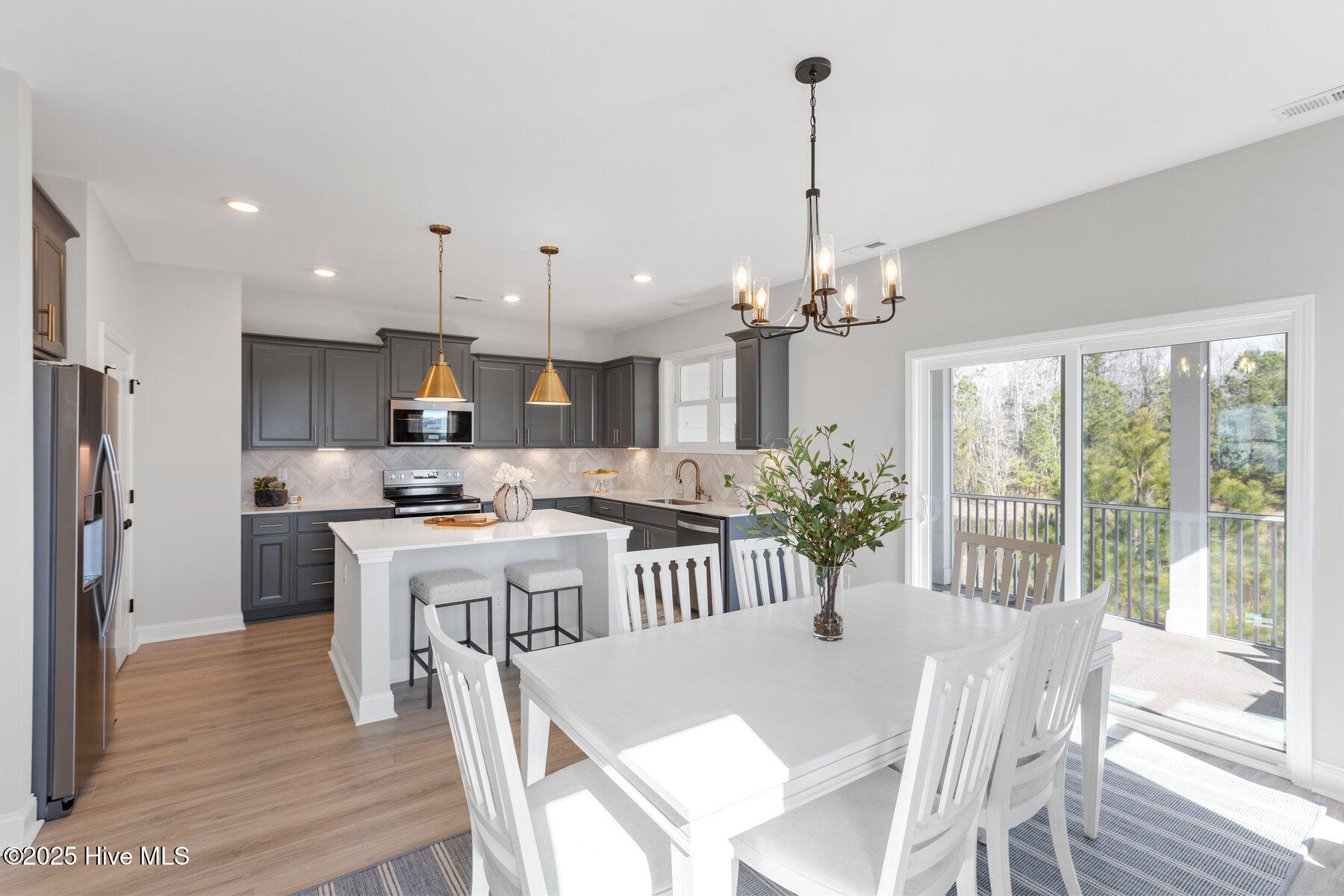 100534018 | Photo 25