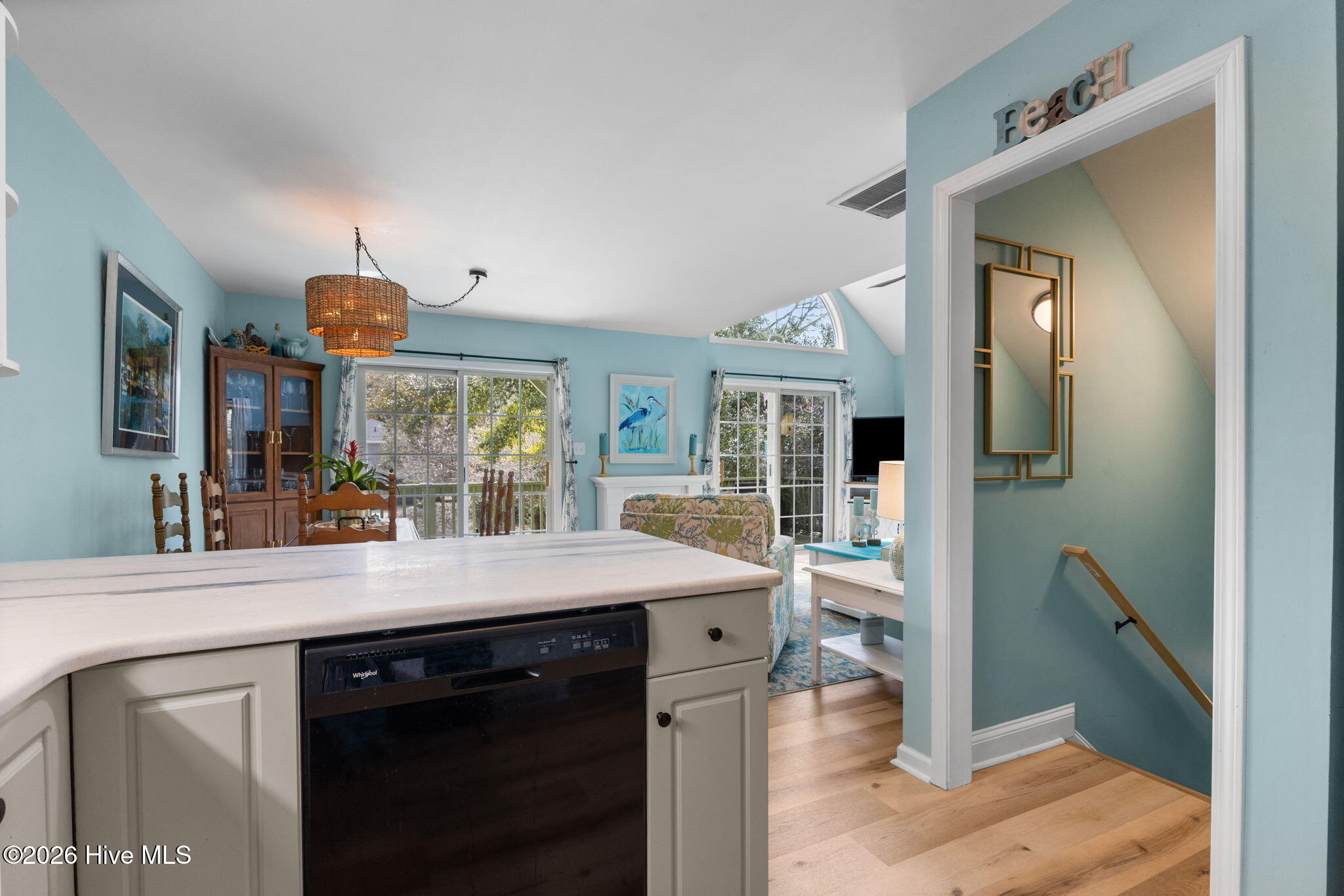 100559808 | Photo 23