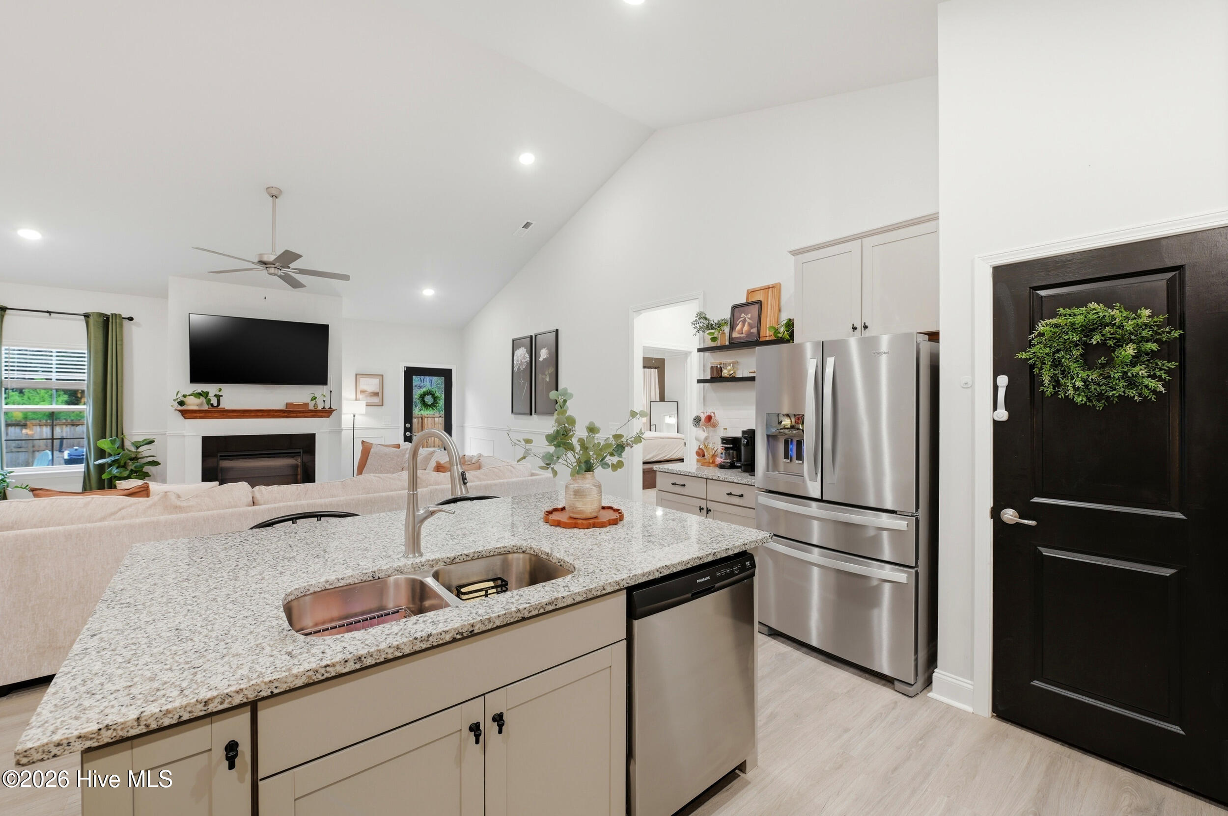 100557848 | Photo 13