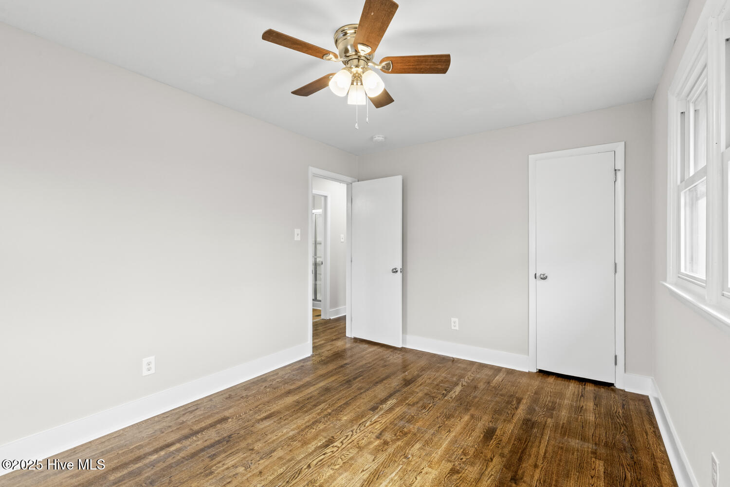 100542112 | Photo 15