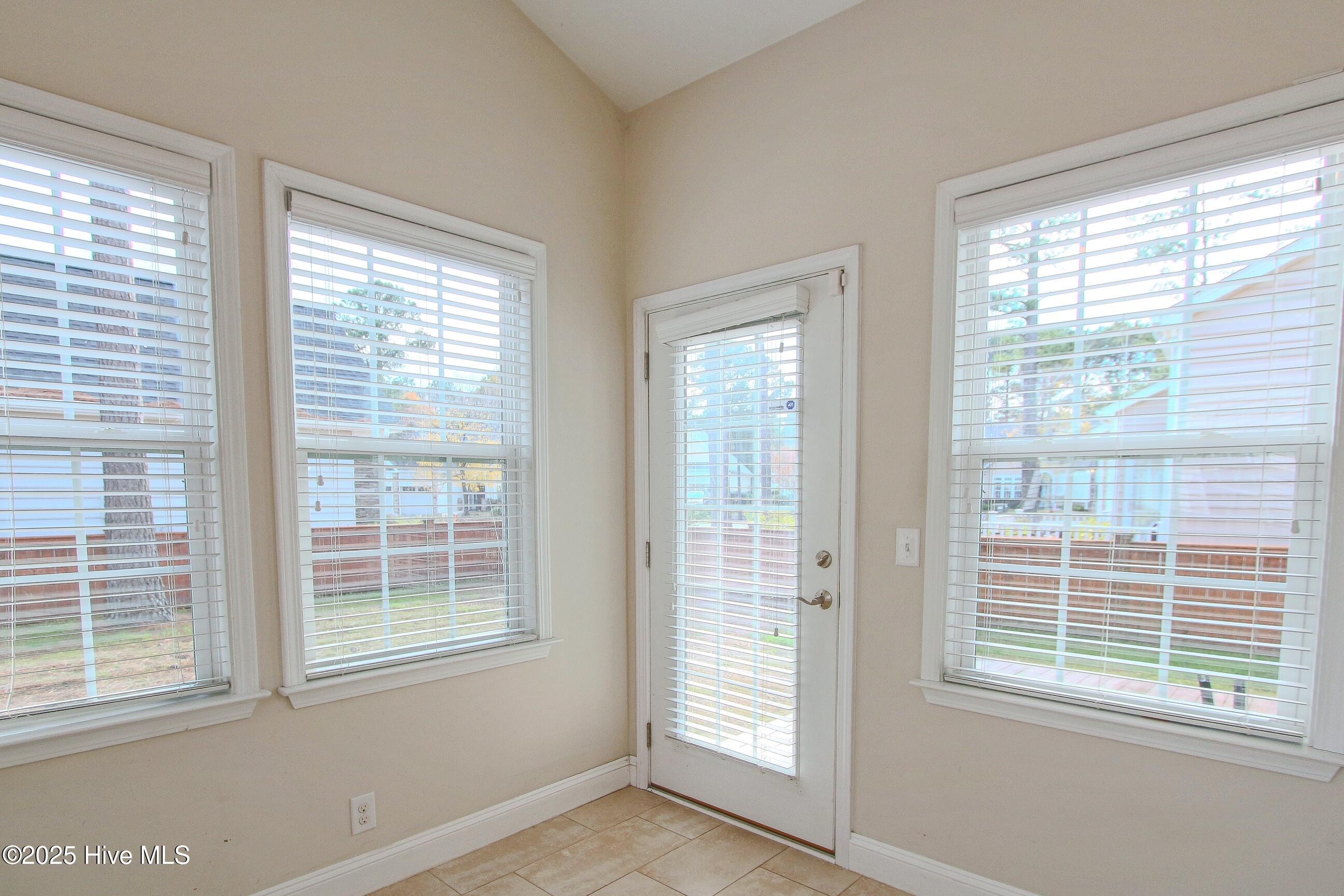 100478144 | Photo 49