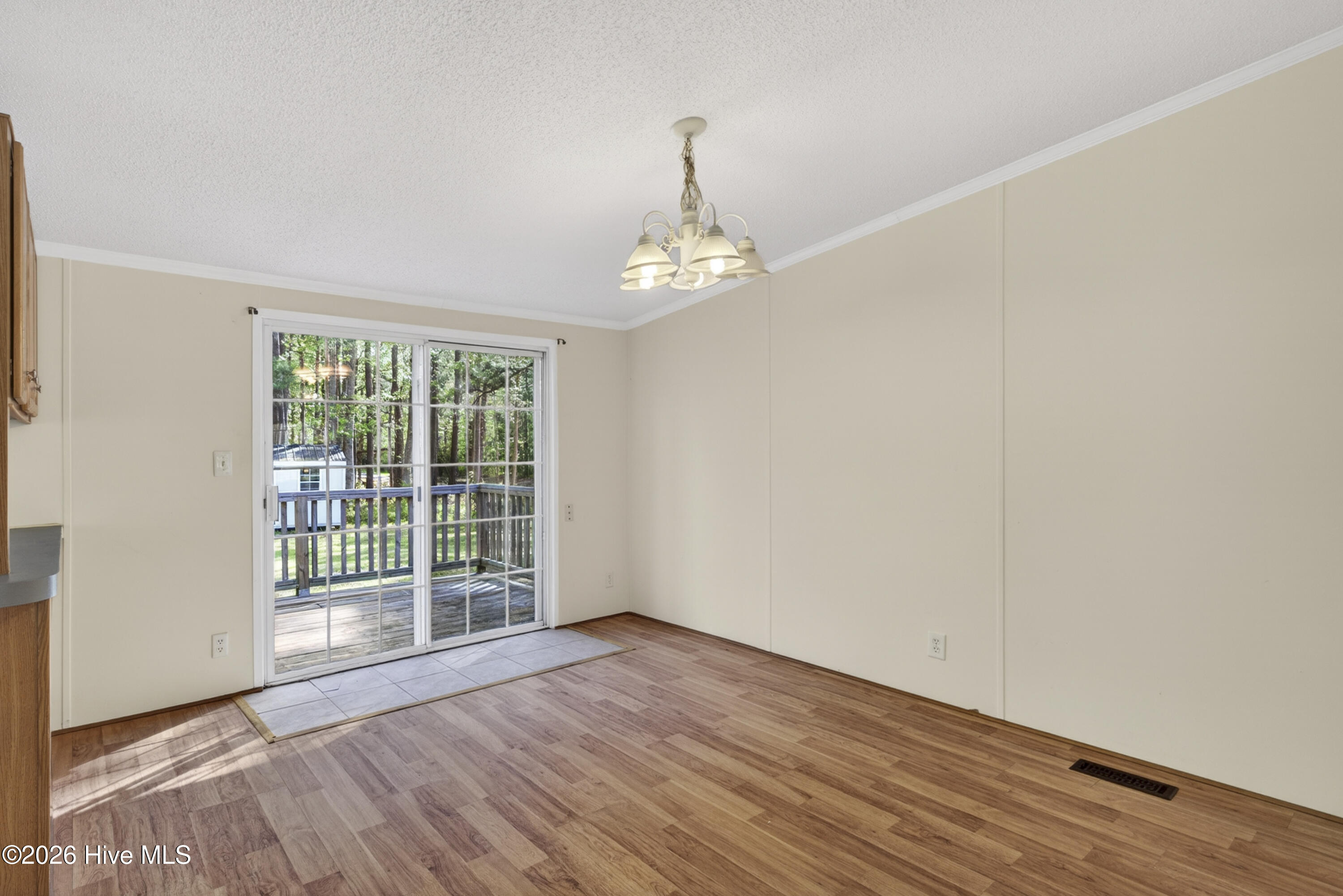 100566383 | Photo 10