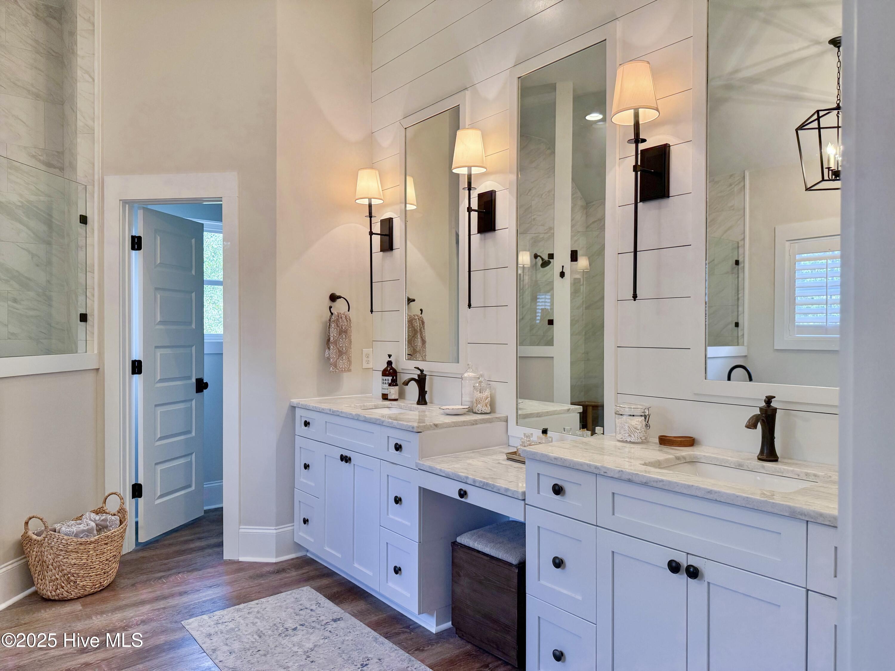 100556308 | Photo 61