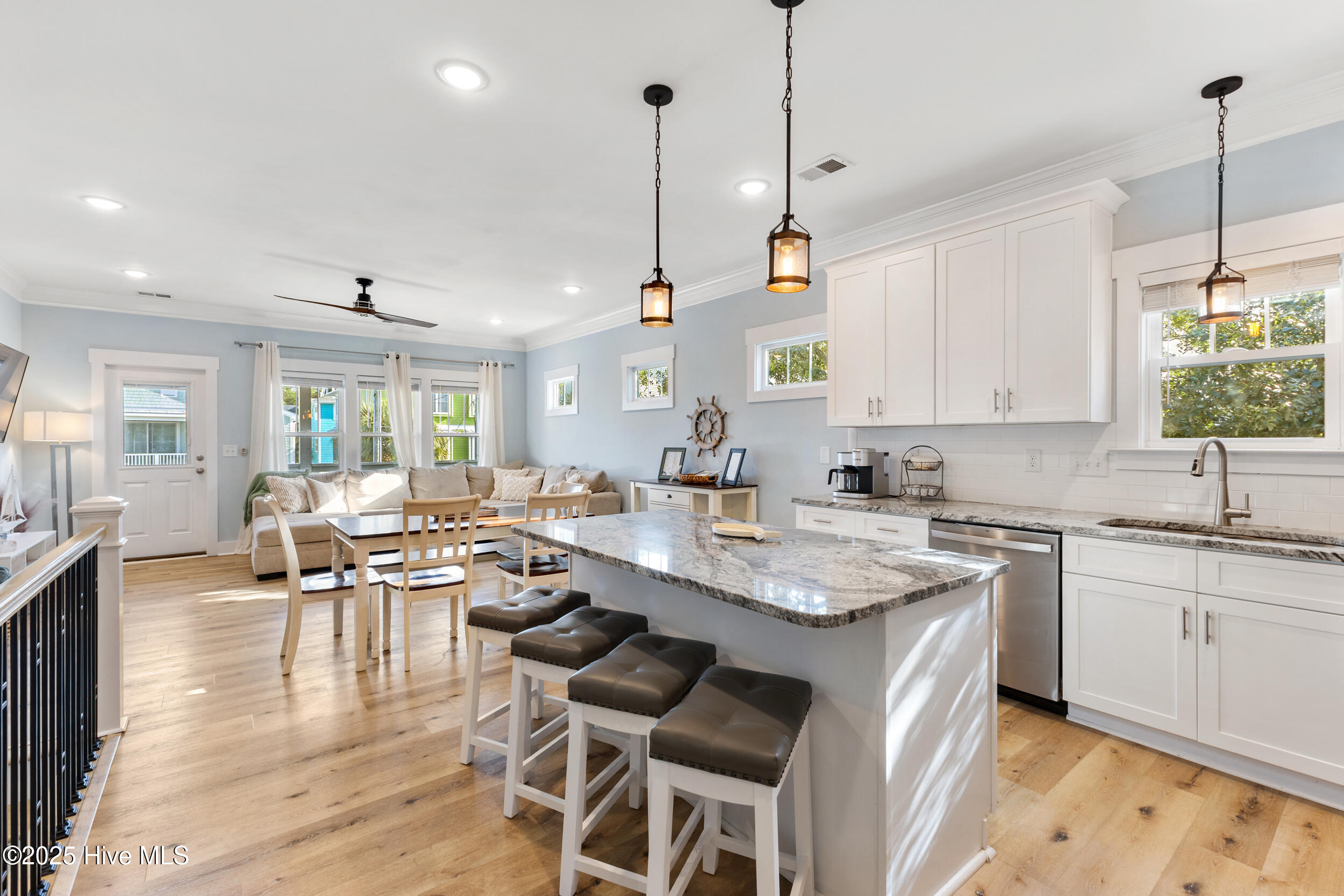 100545000 | Photo 13