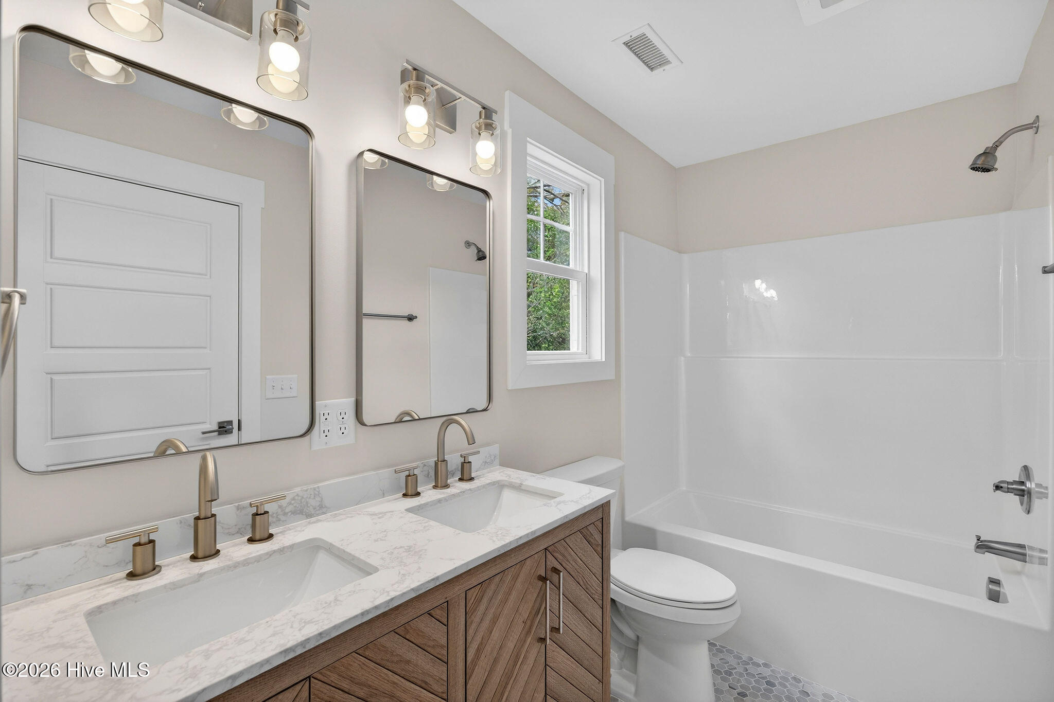 100542142 | Photo 19