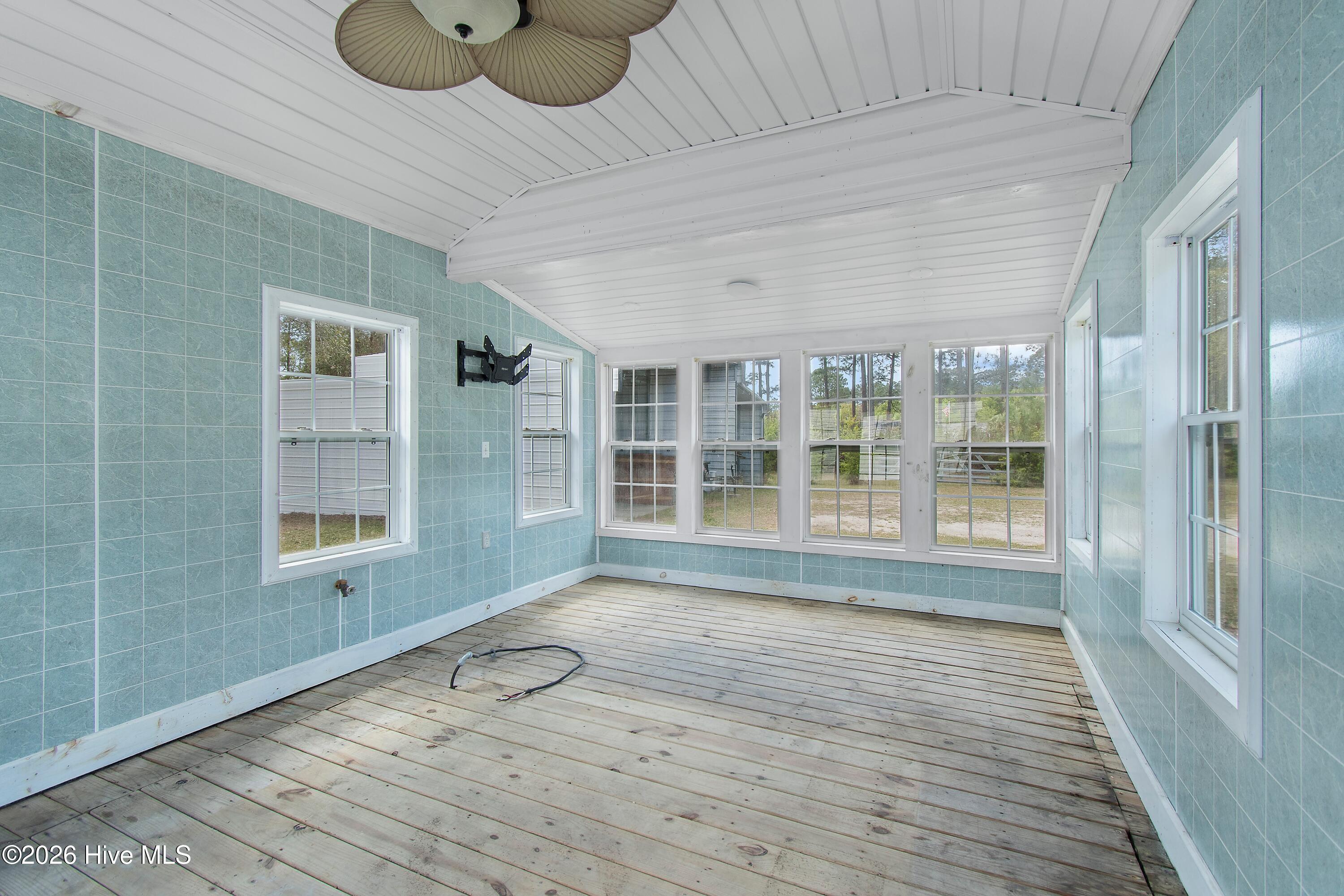 100566223 | Photo 51