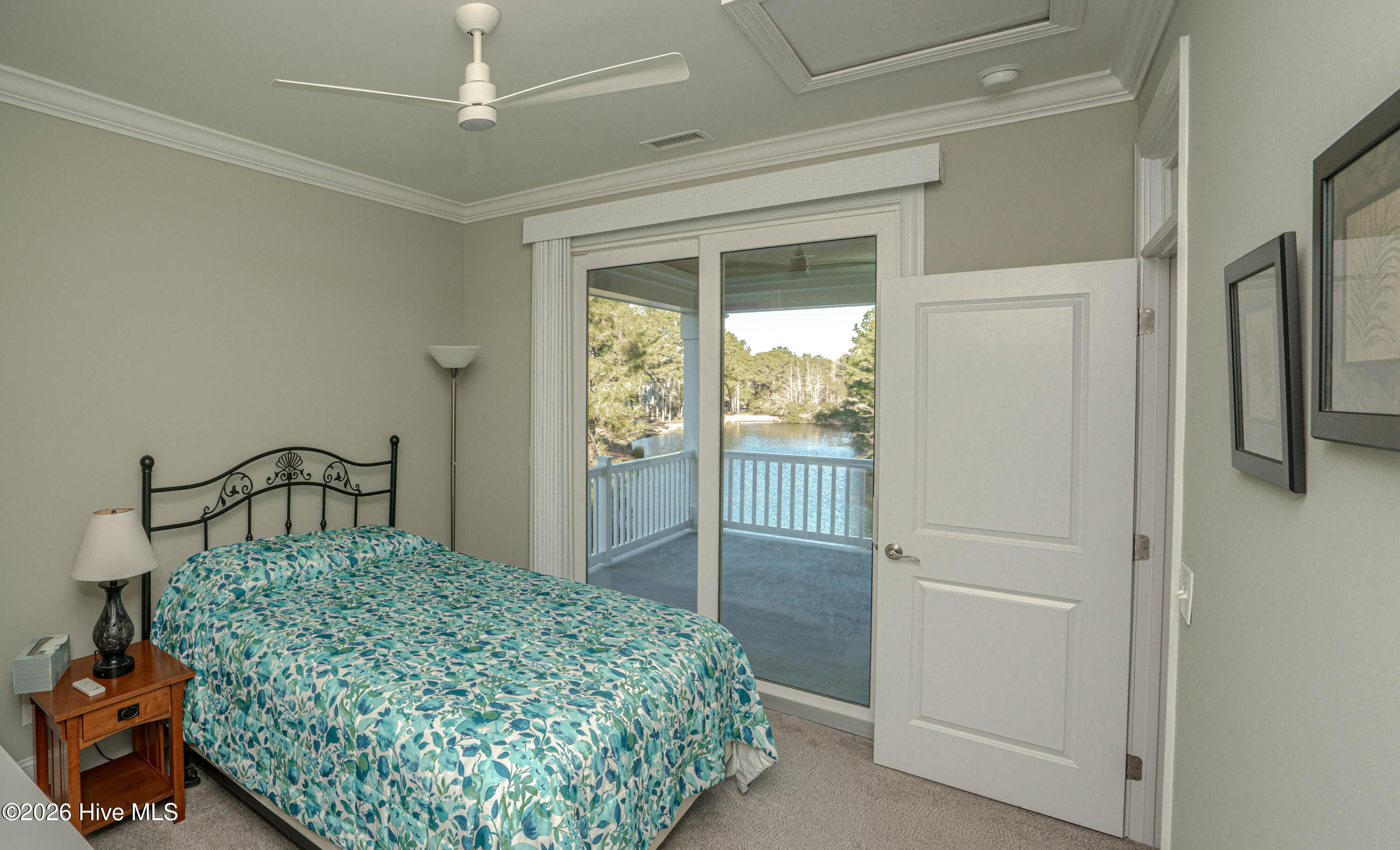 100550389 | Photo 51