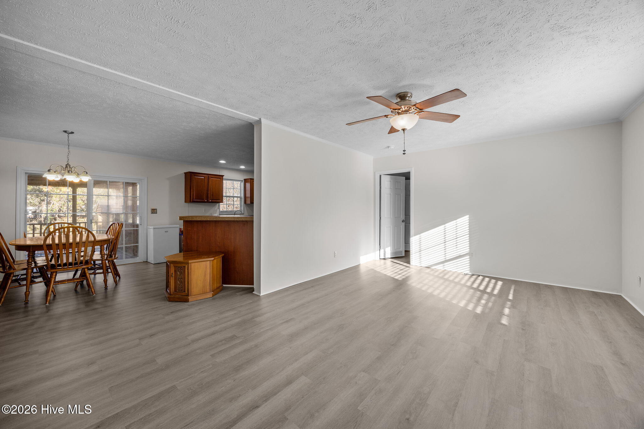 100550408 | Photo 11