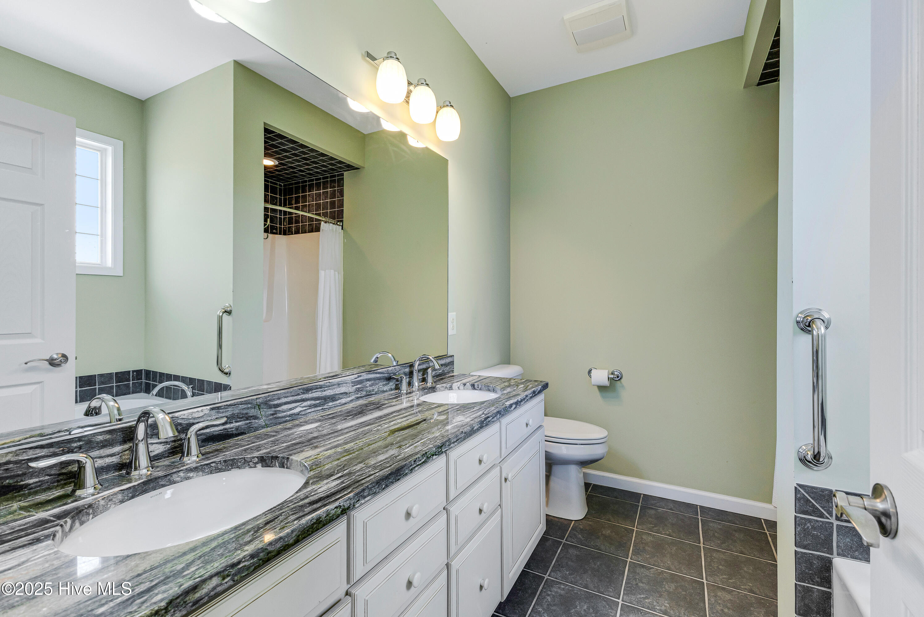 100535789 | Photo 28