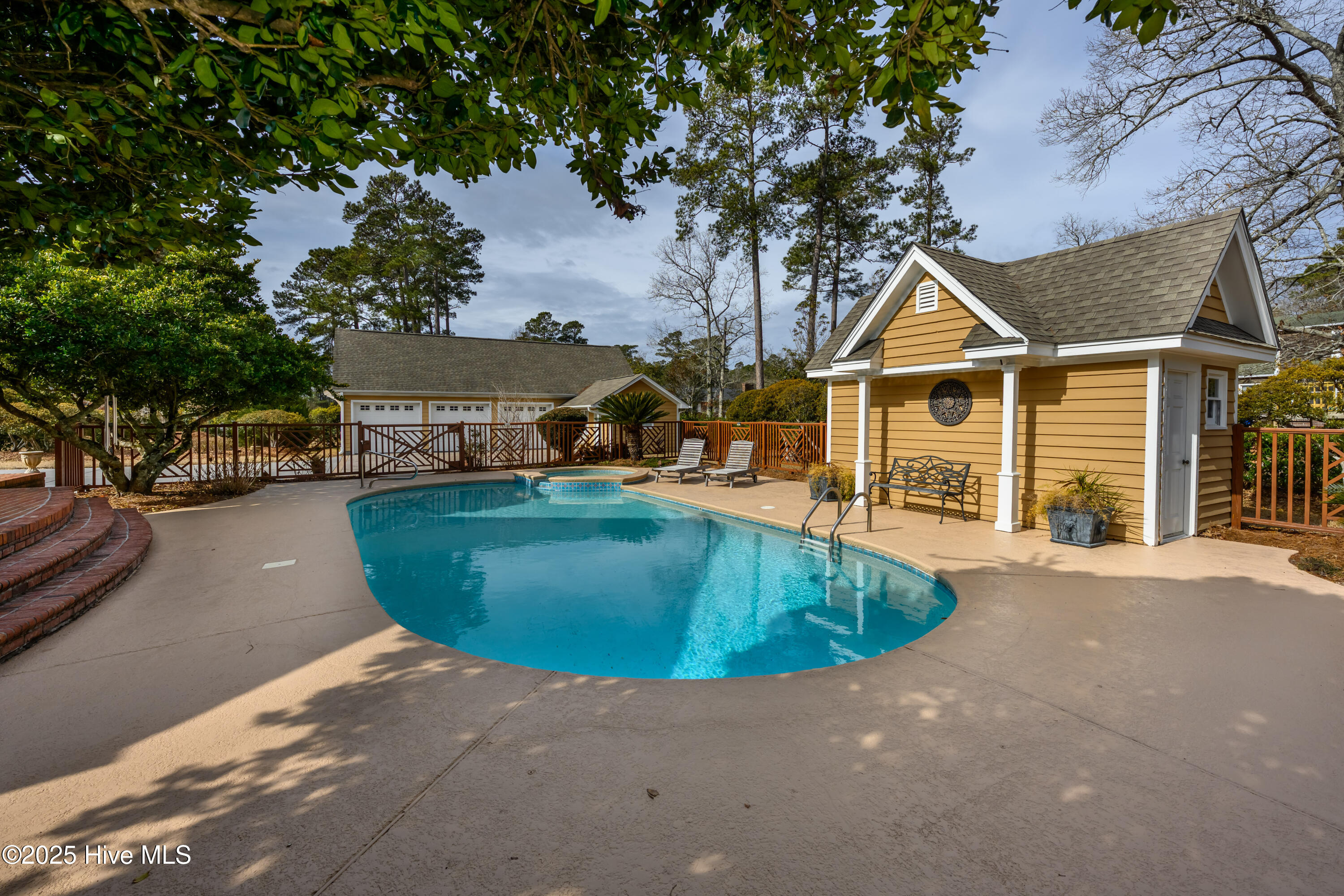 100485107 | Photo 36