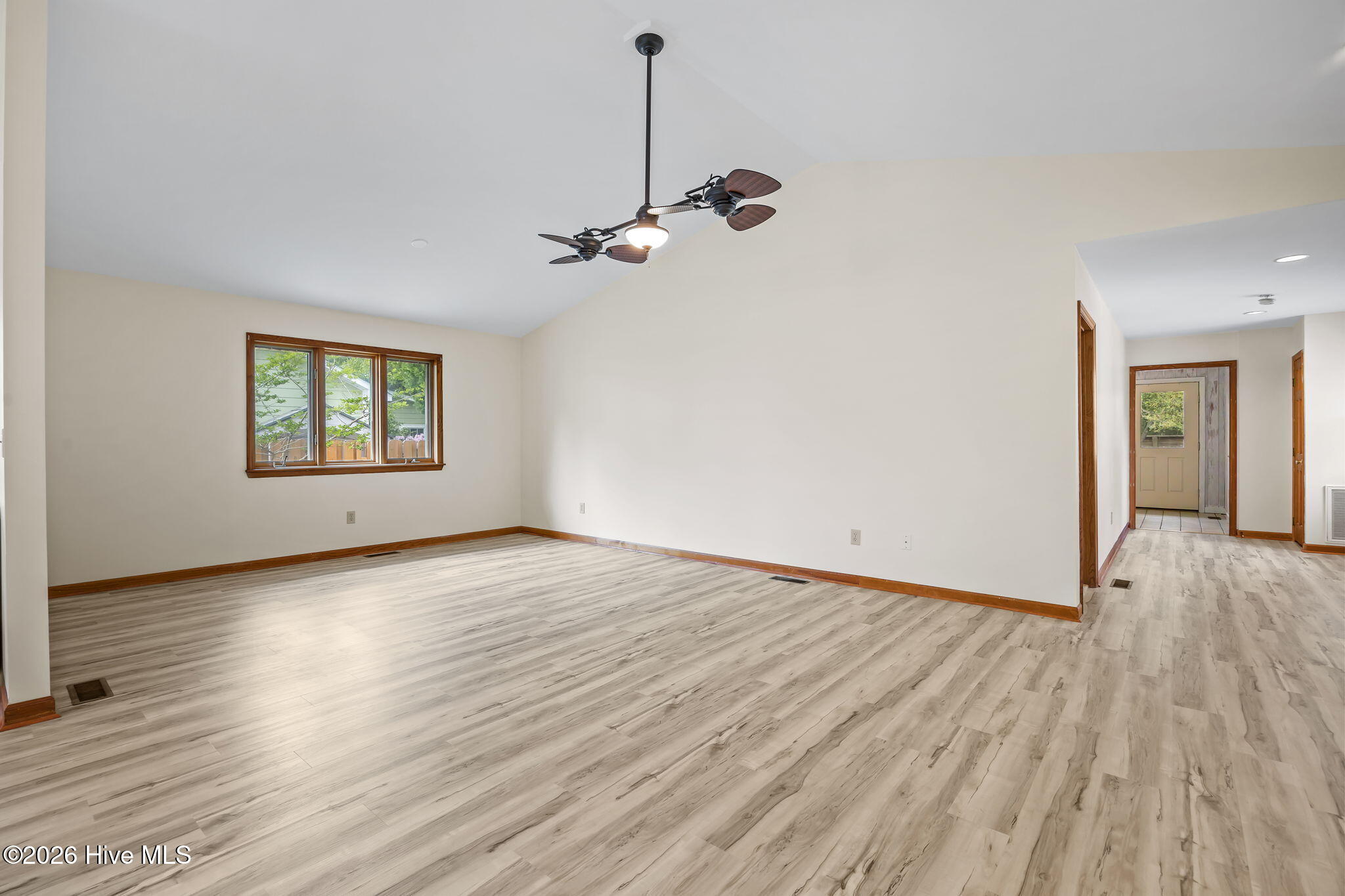 100565896 | Photo 12