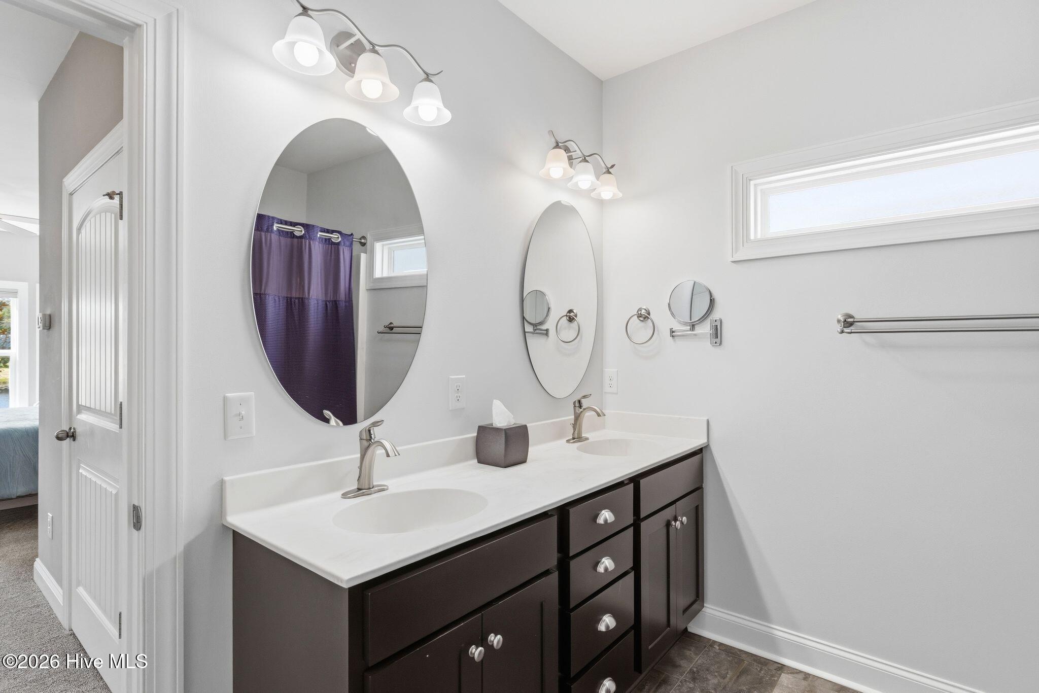 100558930 | Photo 21