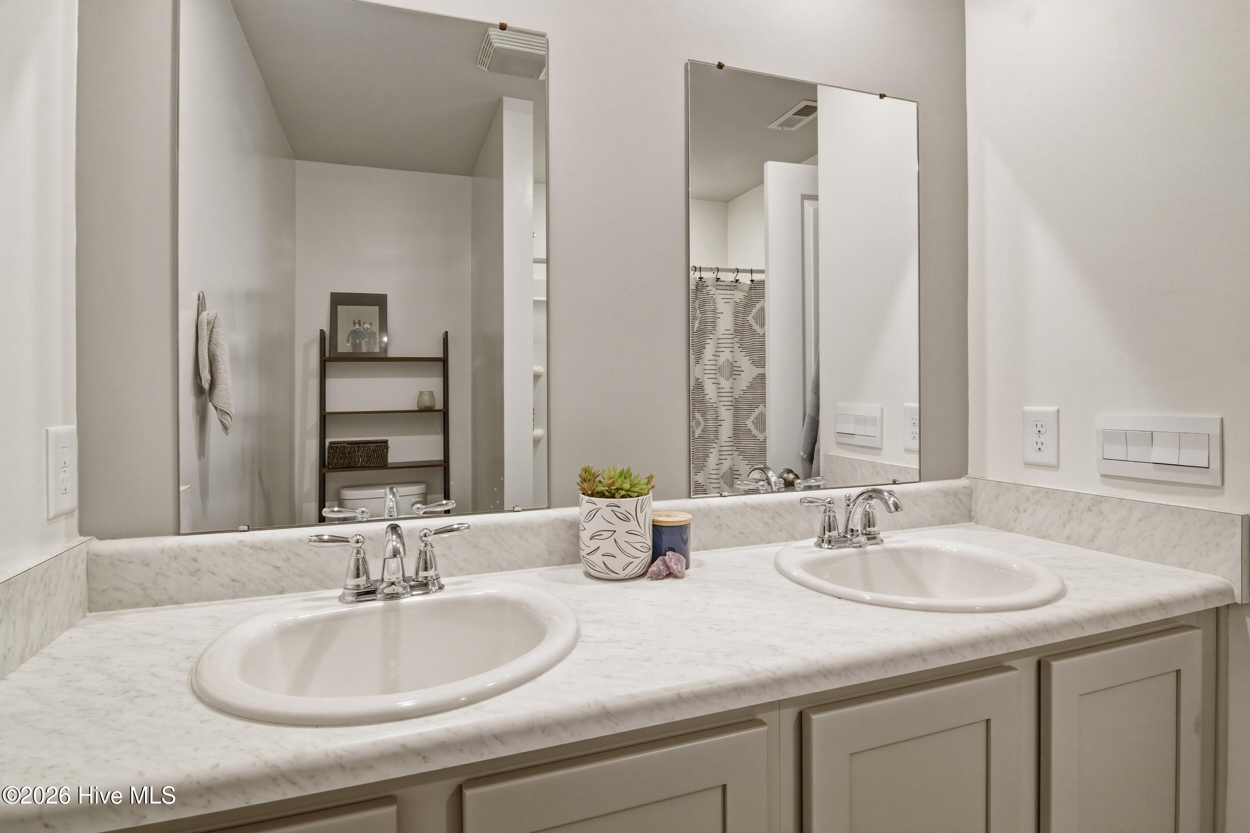 100555979 | Photo 35