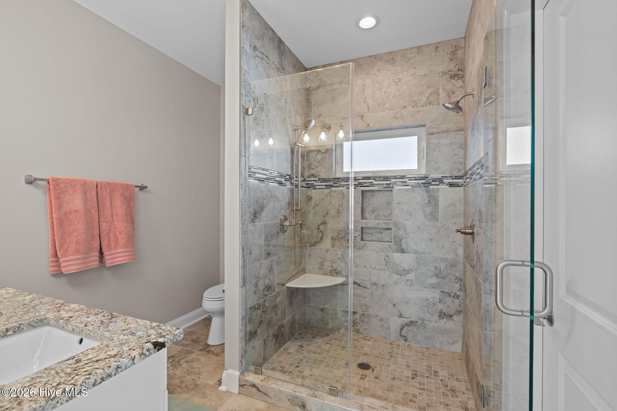 100549287 | Photo 35