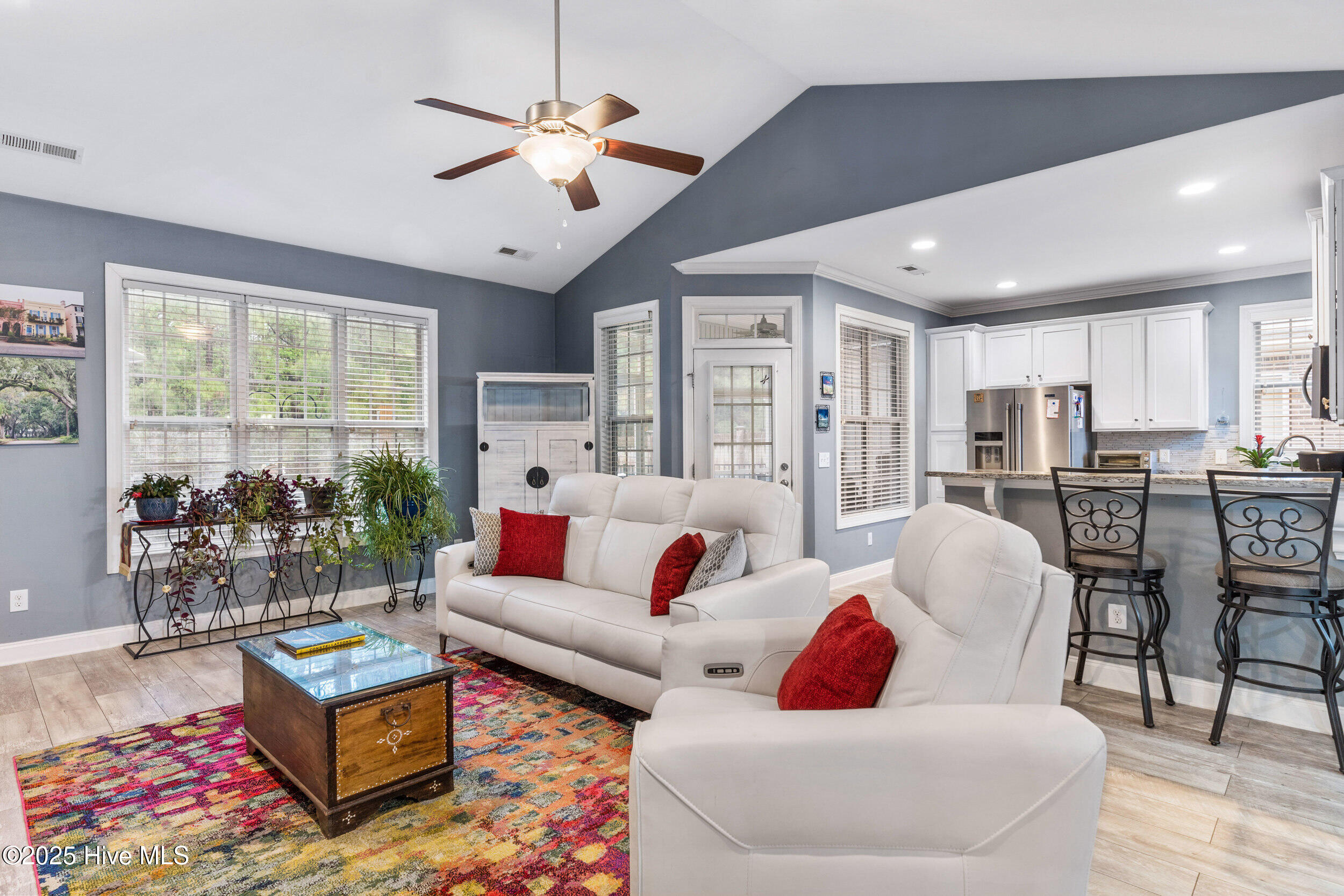 100506043 | Photo 11