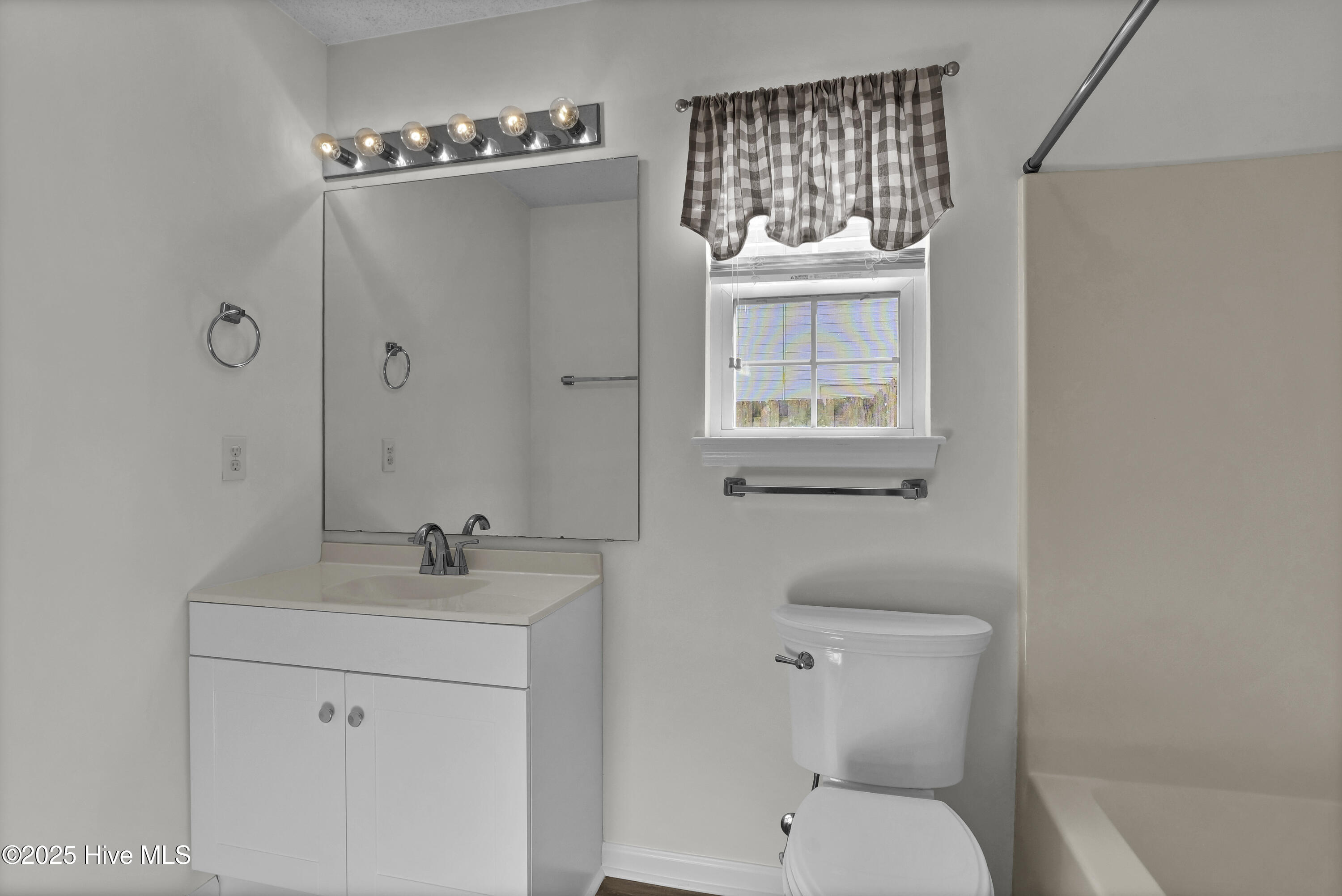 100540717 | Photo 24